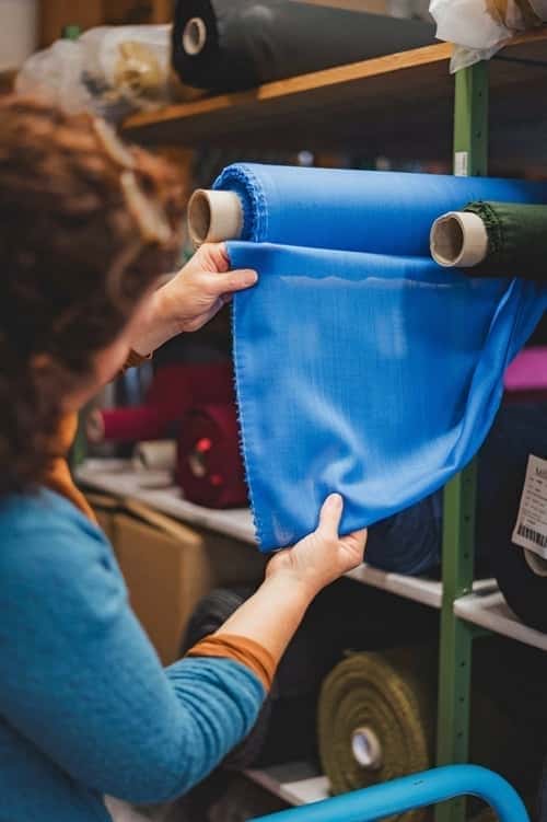 Rolle blauer Stoff im Finkhof Stoffregal