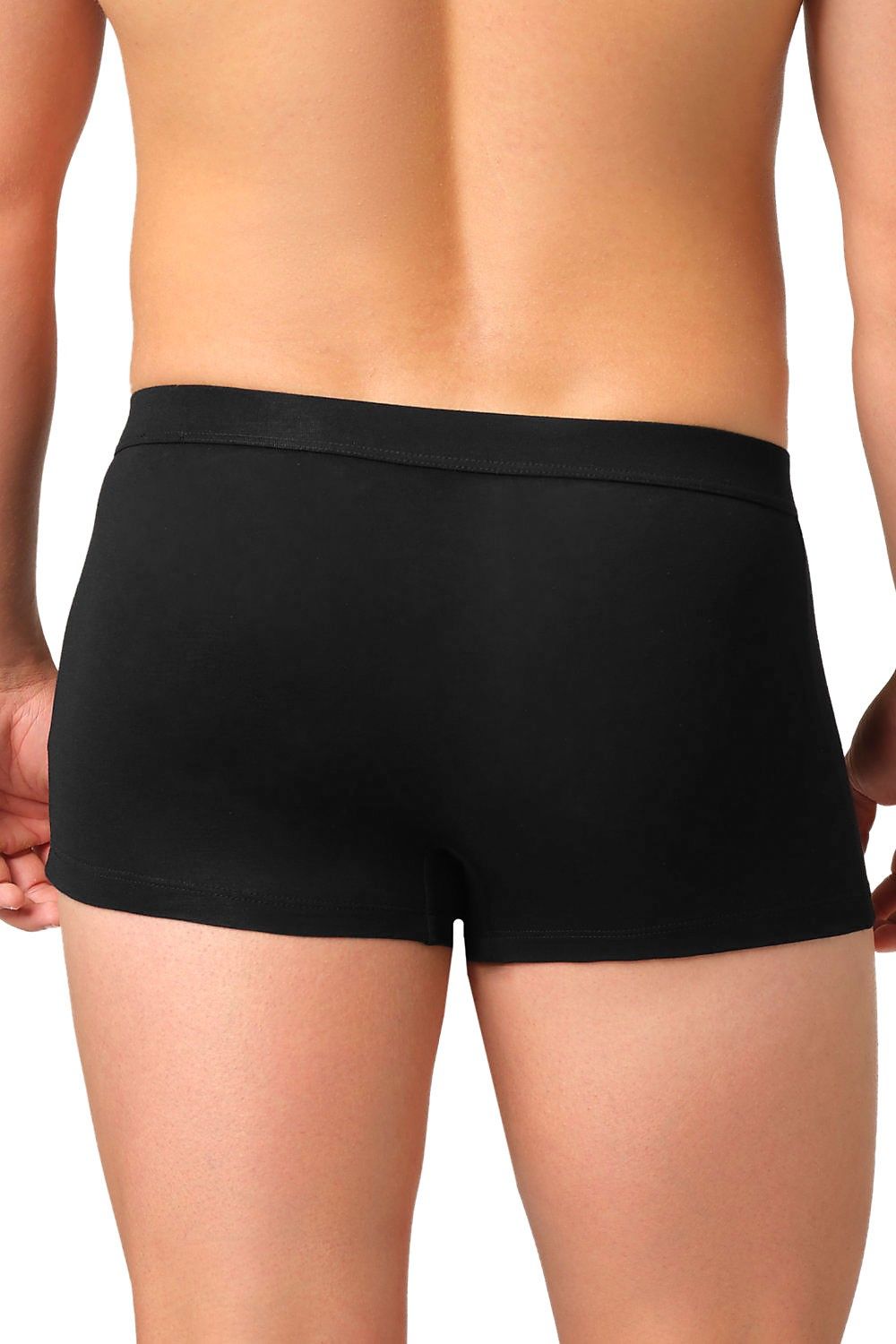 Rückansicht von Model mit schwarzer Boxershorts aus bio Baumwolle (kbA) und Elasthan