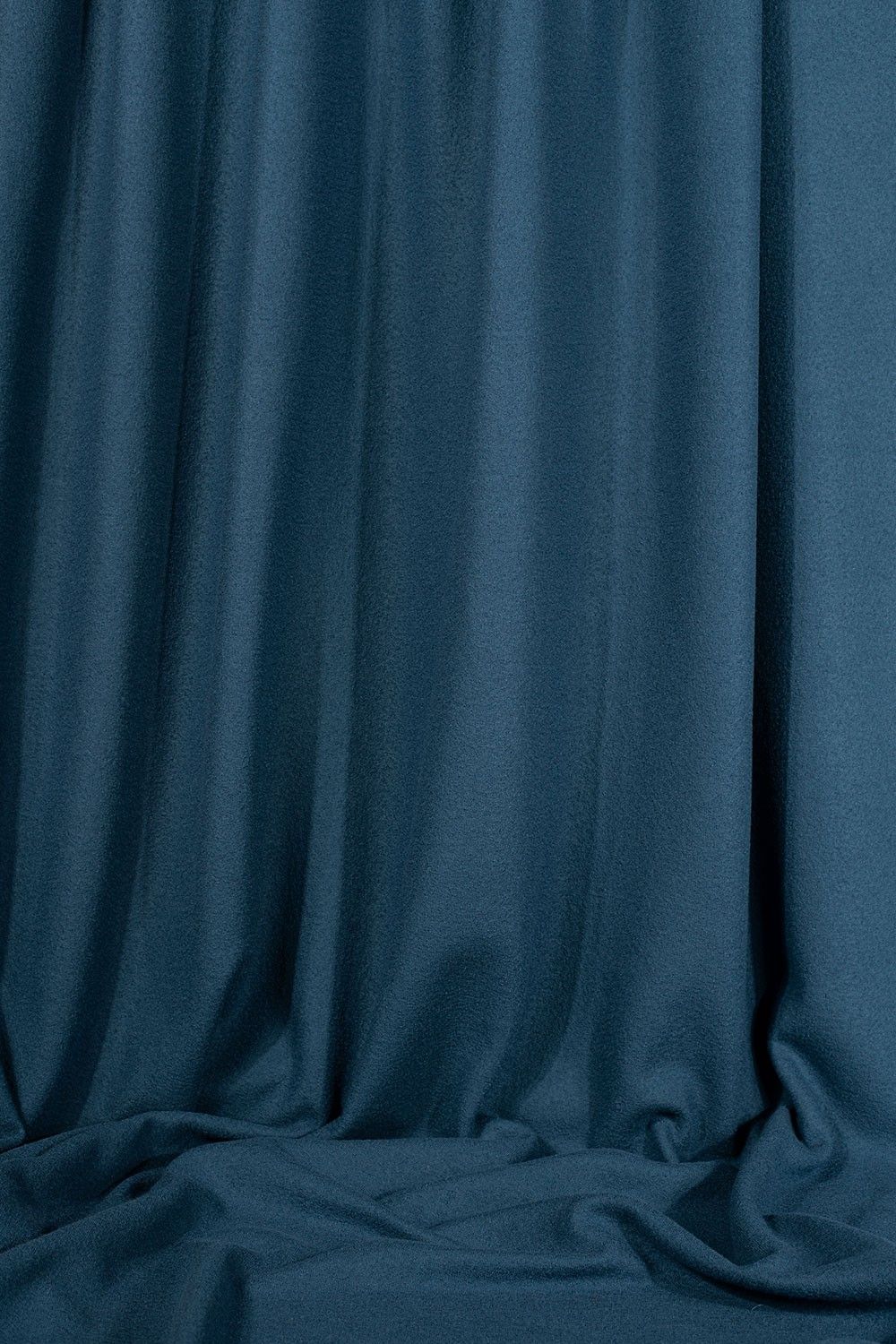 hängende Stoffbahn von jeansblauem Feinstrick aus bio Wolle (kbT)