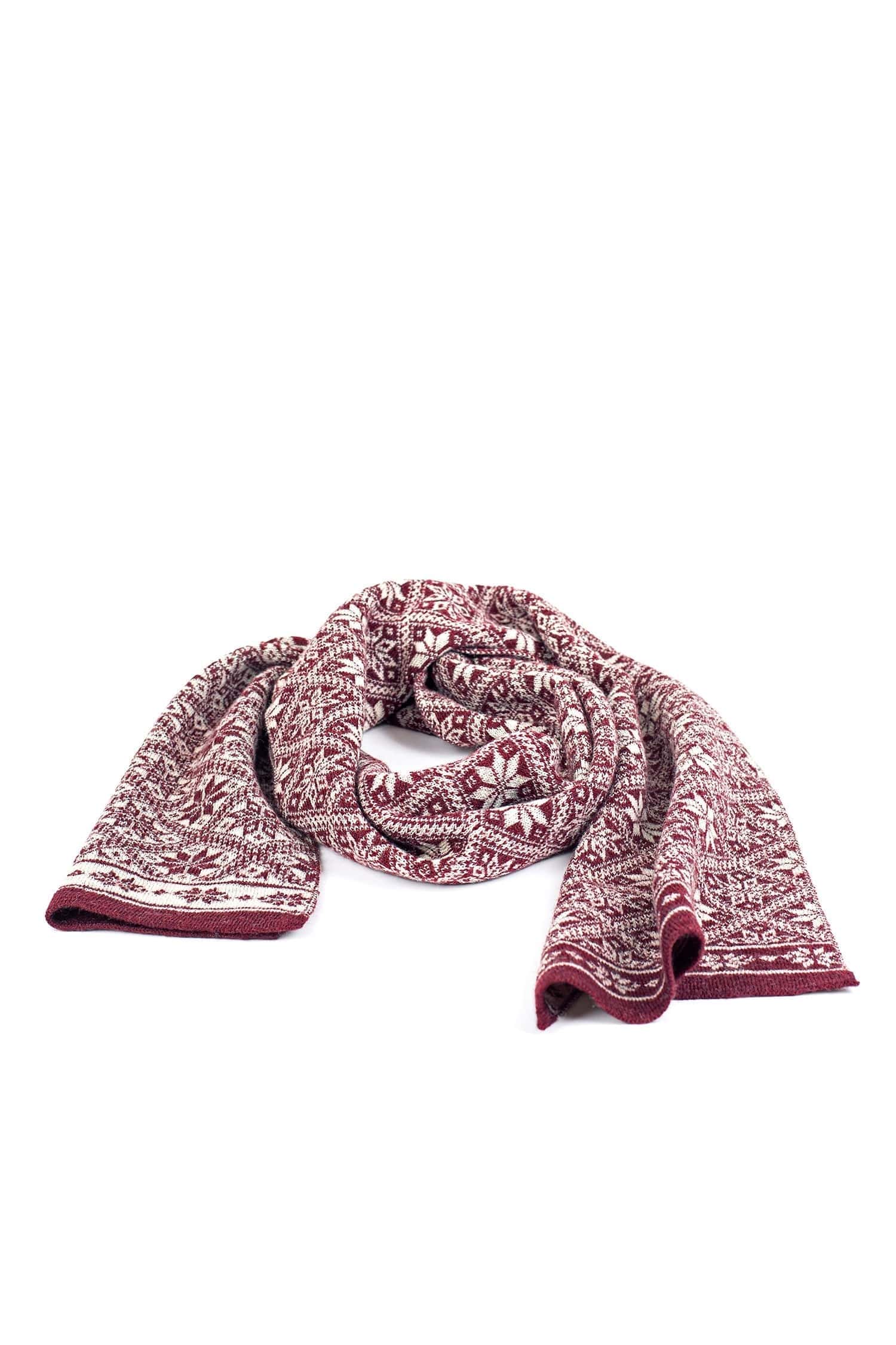 burgunderroter Schal mit winterlichem Muster aus bio Wolle (kbT), Freisteller