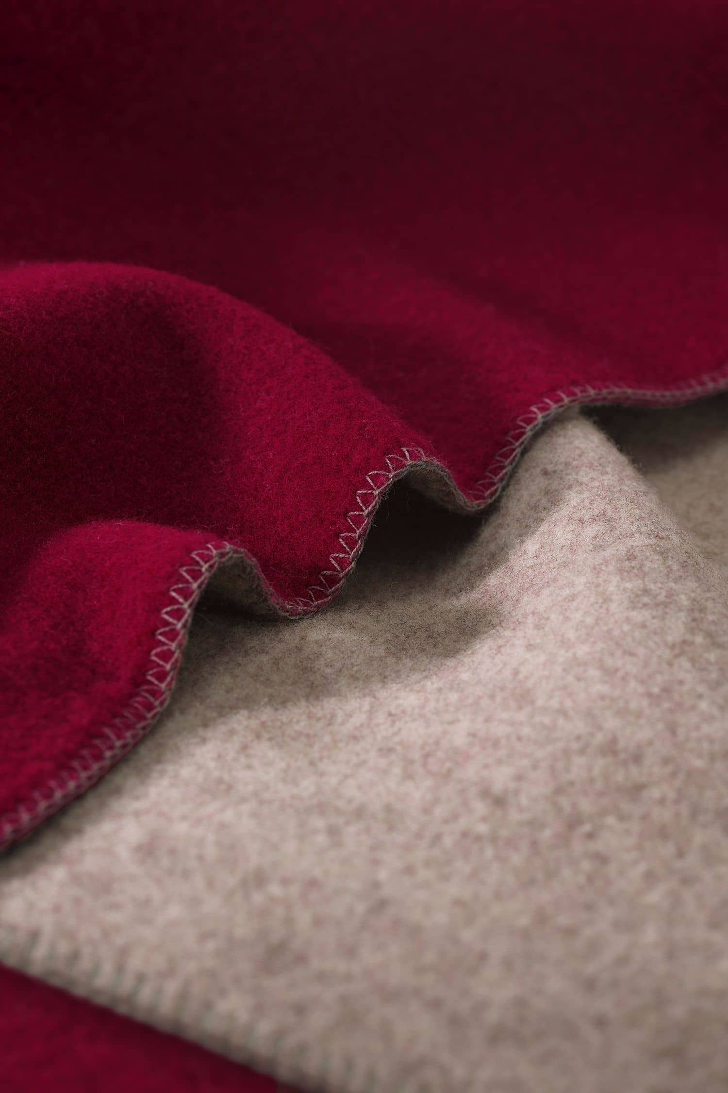 burgunderrote/ graue Finkhof Doubleface Wolldecke aus bio Wolle (kbT) vom Merinolandschaf, Nahaufnahme