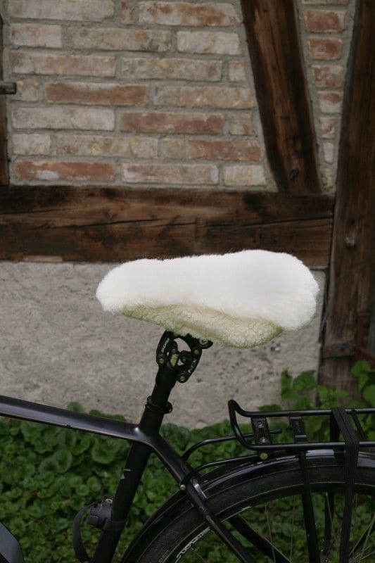 schmaler weißer pflanzlich gegerbter Sattelbezug vom Finkhof aus bio Wolle (kbT) und Schaffell auf Fahrrad