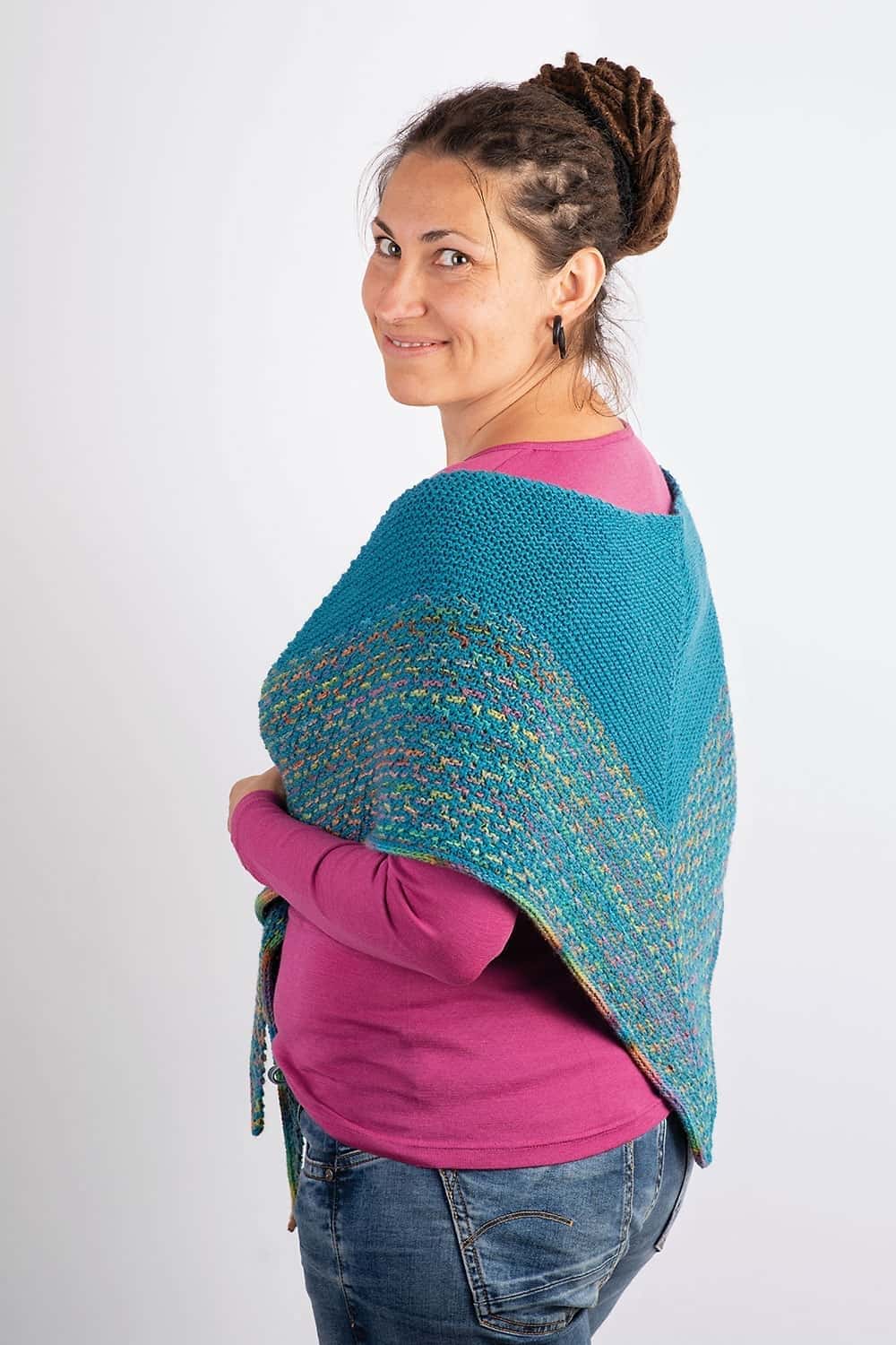 türkises Tuch als Beispielprojekt für Buch ,,Shawls" von Frau mit pinkem Shirt getragen