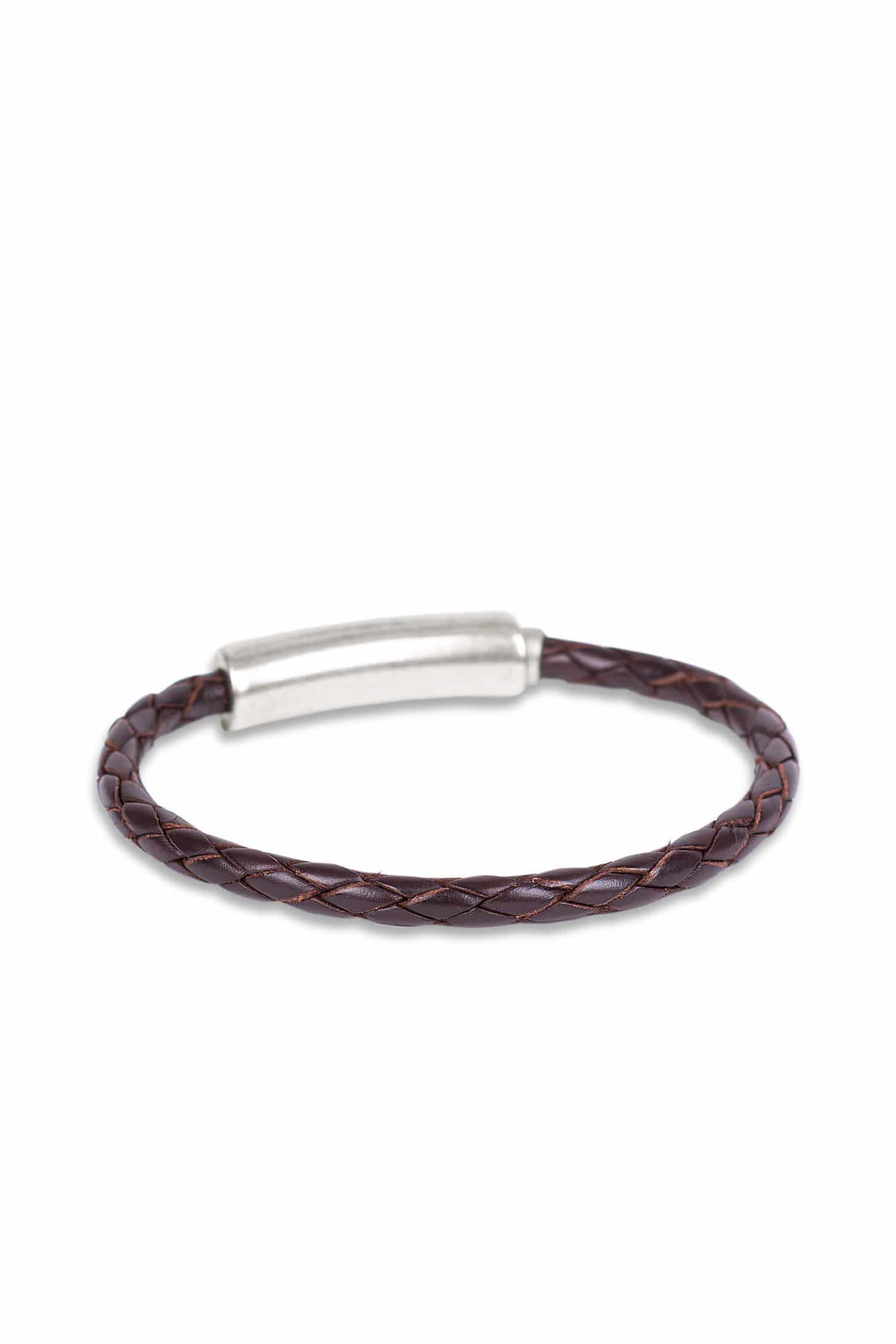 braunes geflochtenes Lederarmarmband aus pflanzlich gegerbtem Leder mit silbernem Verschluss, Freisteller