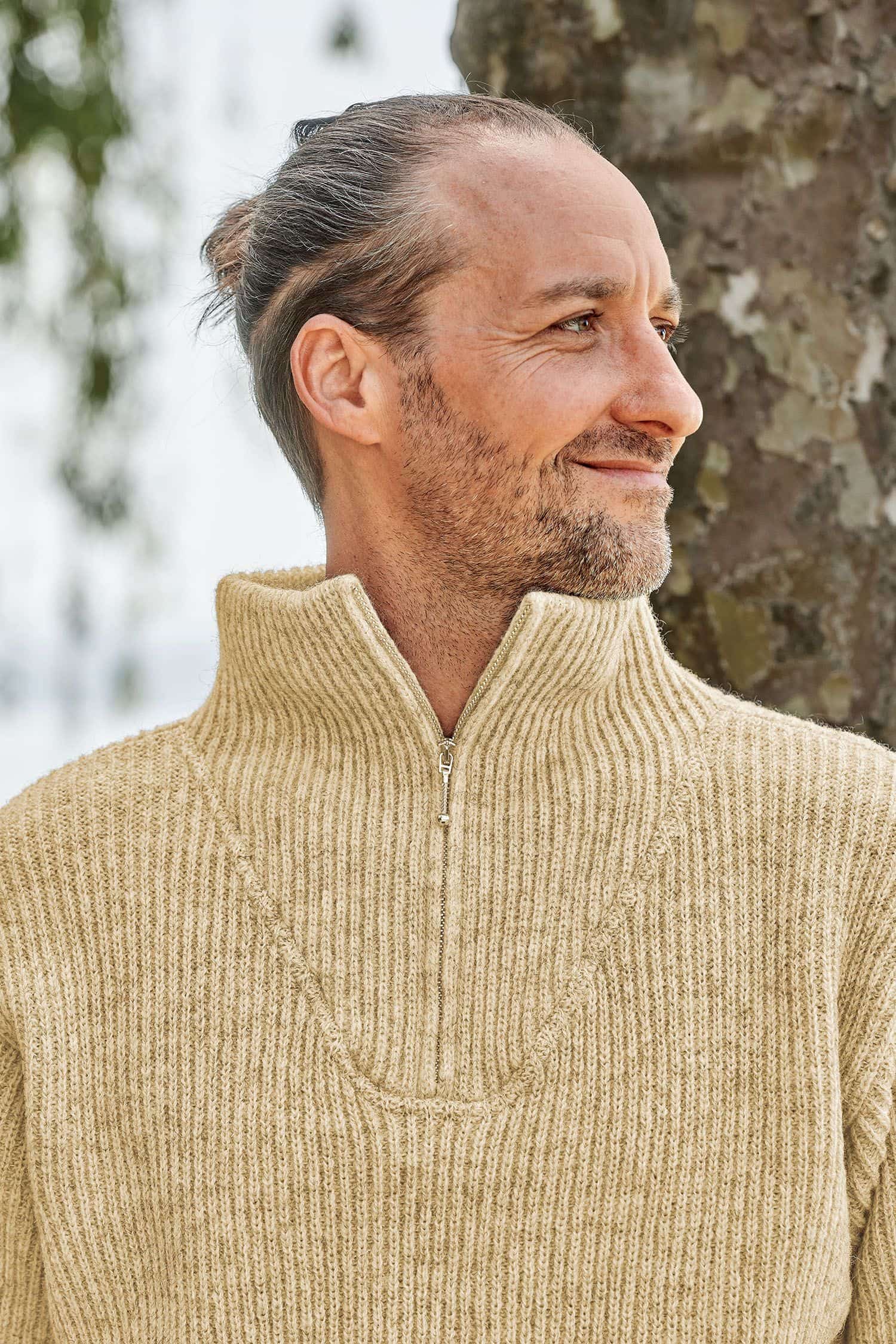 Mann trägt beigen Finkhof Troyer aus bio Wolle (kbT) vom Coburger Fuchsschaf