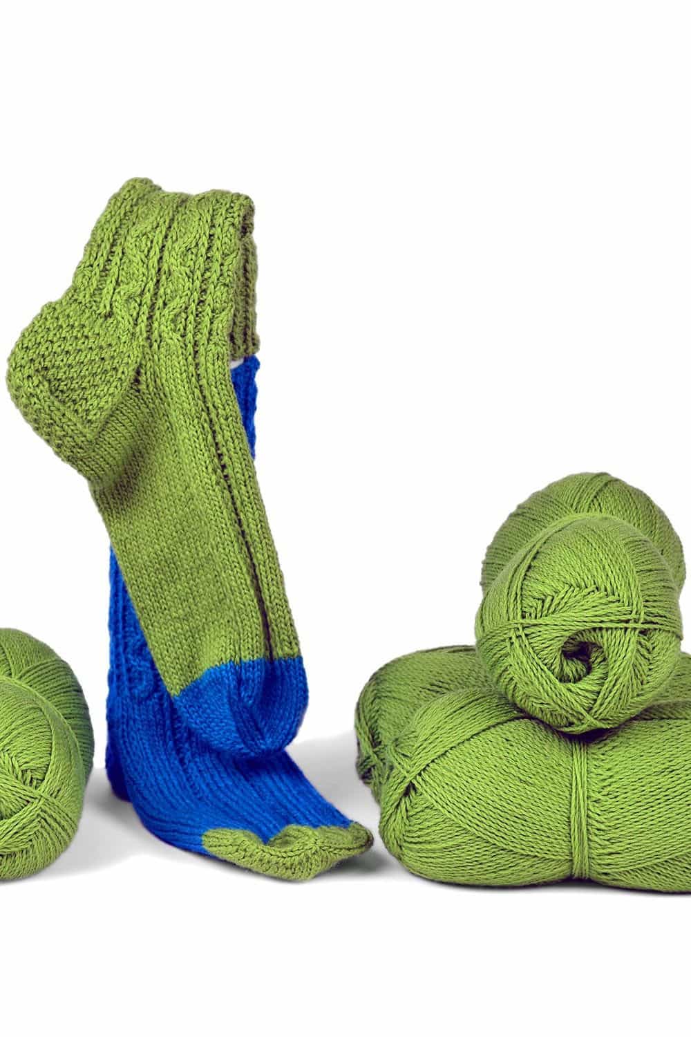 feine hellgrüne Finkhof Sockenwolle aus bio Wolle (kbT) als Knäule und fertiger Stricksocke