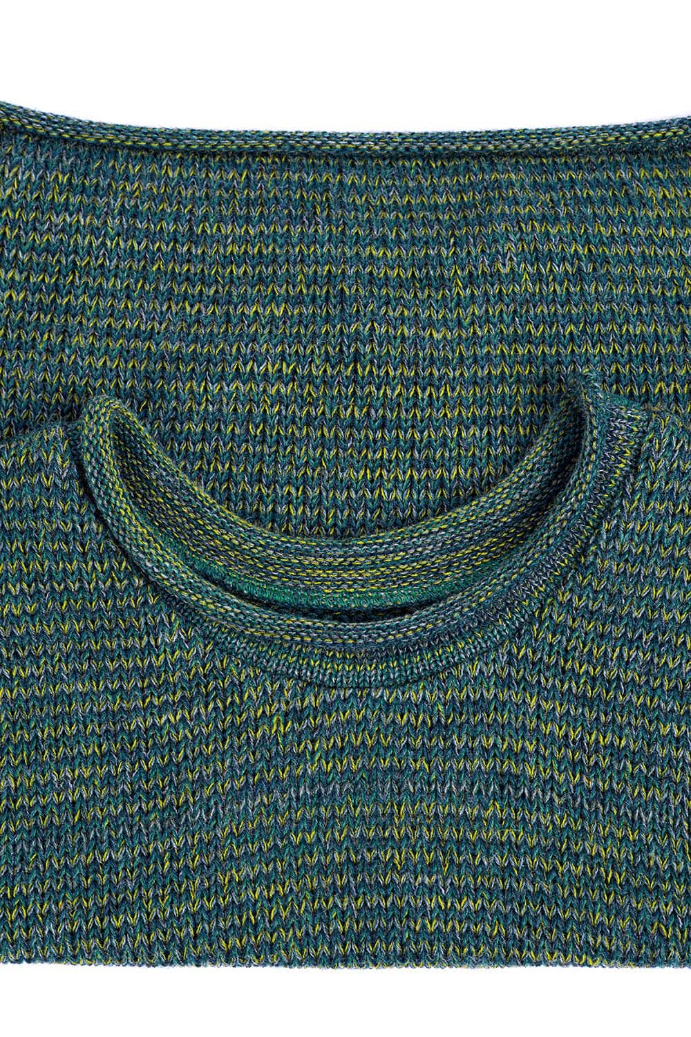 Detailfoto vom Kragen des blau/grünmelierten Pullunder aus bio Wolle (kbT)