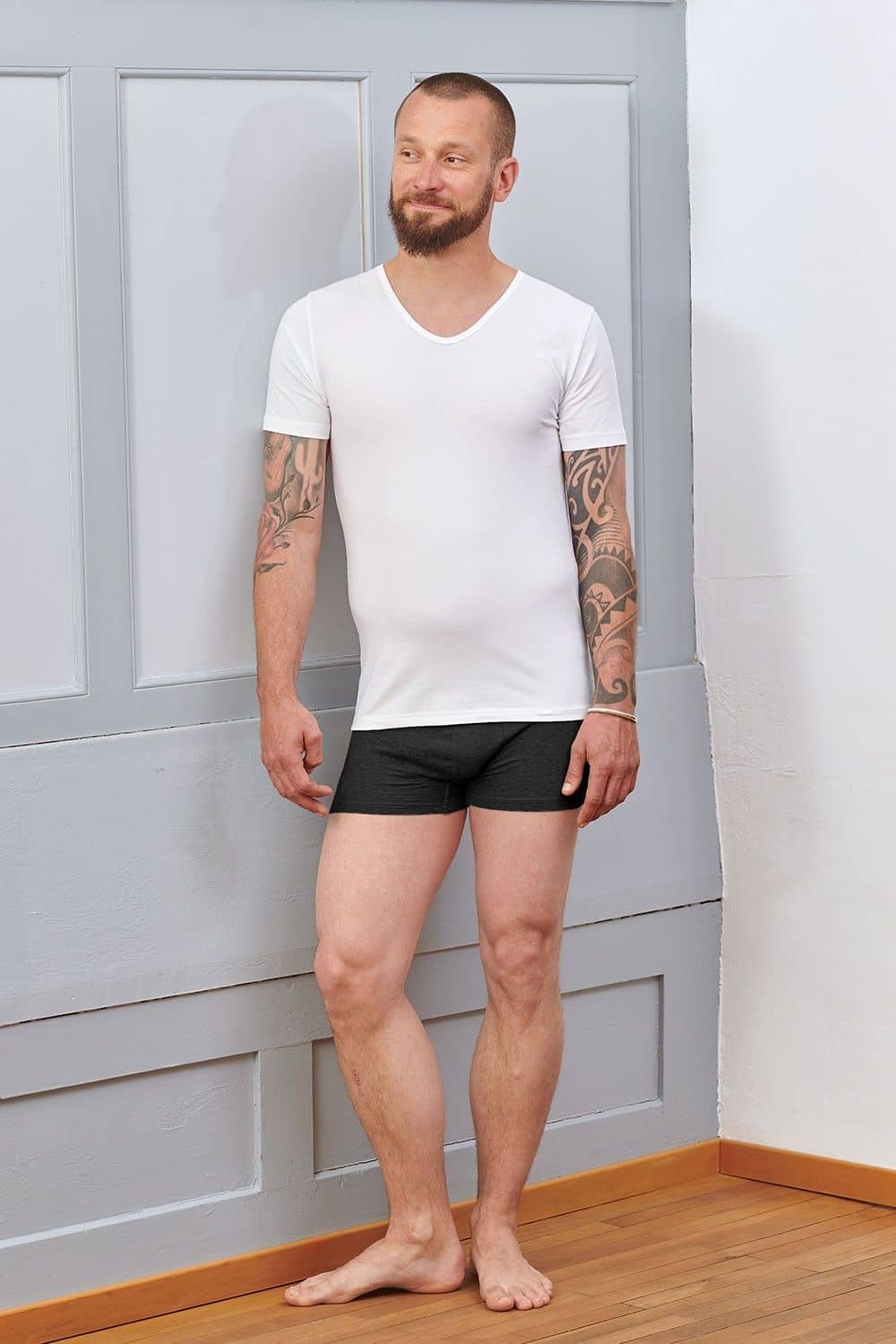 Mann mit weißem Shirt trägt schwarze Pants aus bio Baumwolle (kbA) und Elasthan