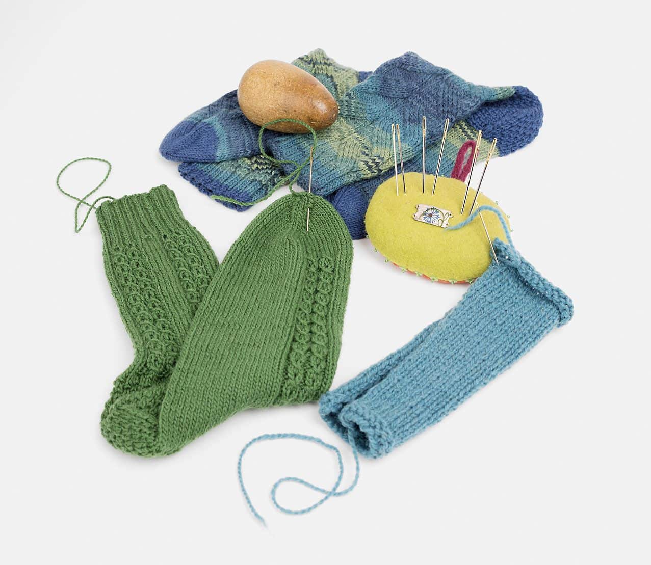 Stopfnadeln und Wollsocken auf einem Stimmungsbild