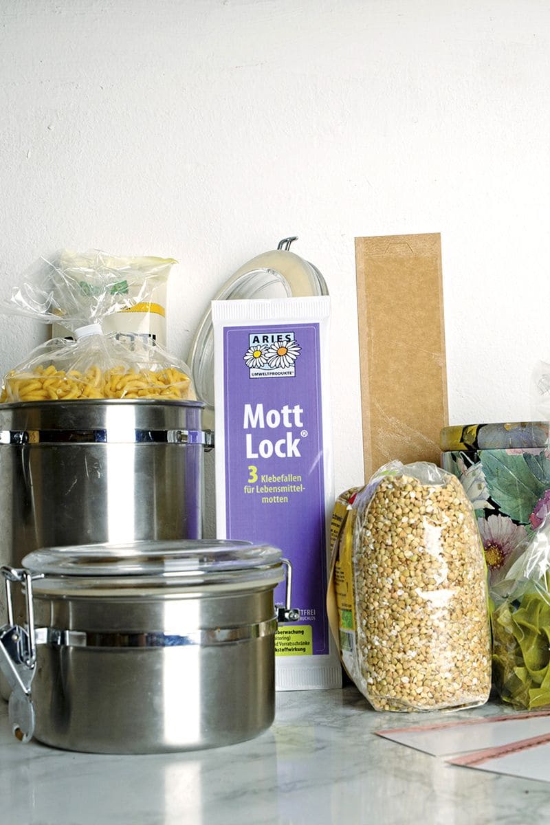 Mott-Lock Aries Anti Mott gegen Lebensmittelmotten in lila Packung zwischen Lebensmitteln und Töpfen