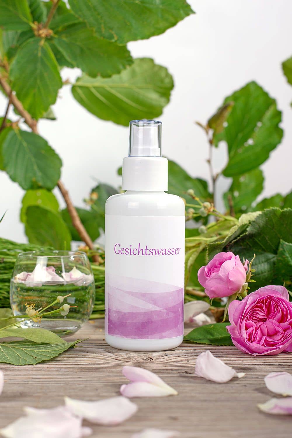 Gesichtswasser 100 ml Finkhof Gesichtswasser 100 ml im Glas-Pumpspender – Naturkosmetik mit Rosenwasser, Lindenblüten und Hamamelis, dekoriert mit Rosenblüten