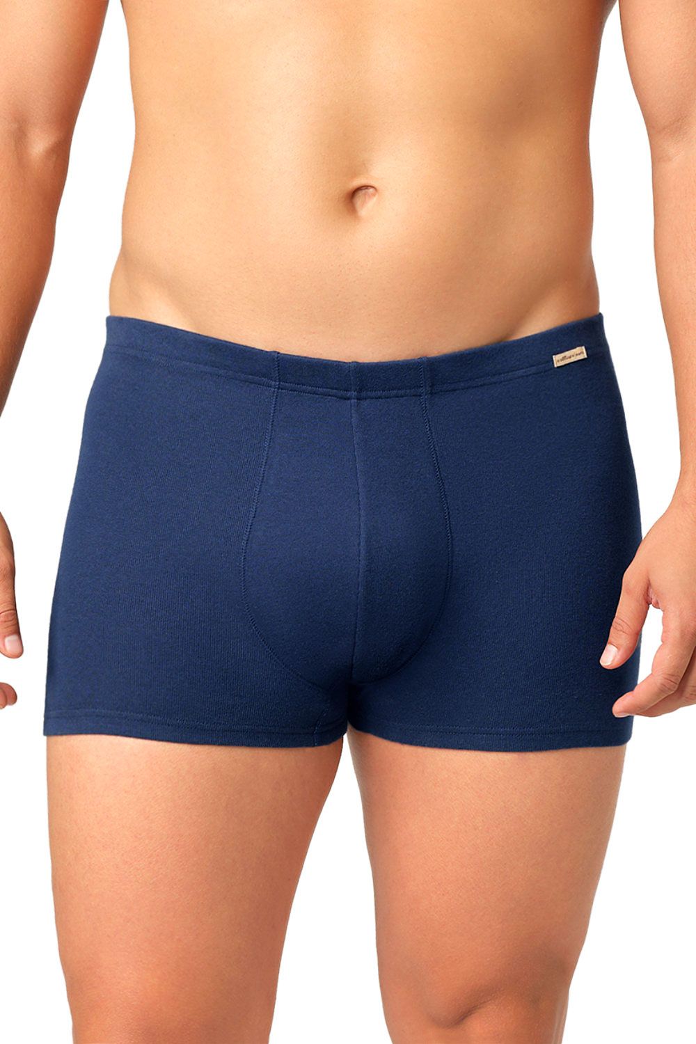 Mann trägt marineblaue Pants aus bio Baumwolle (kbA)