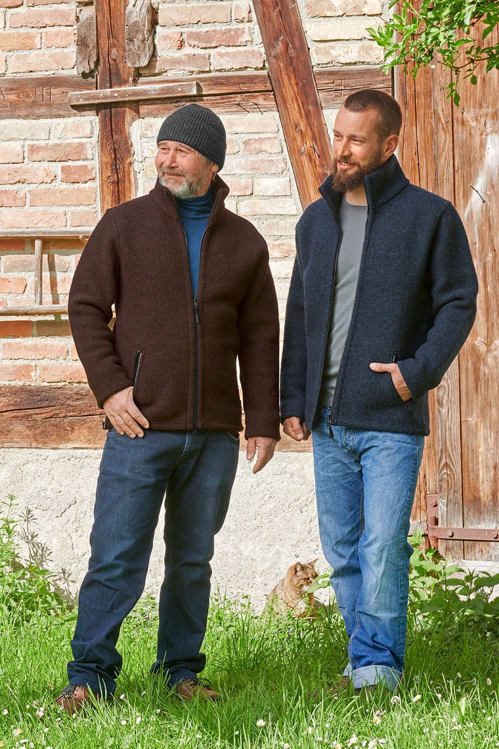 Jacke Jakob Männer tragen Jacke aus Wolle mit Stehkragen und zwei Wege Reißverschluss in blau und braun mit Jeans