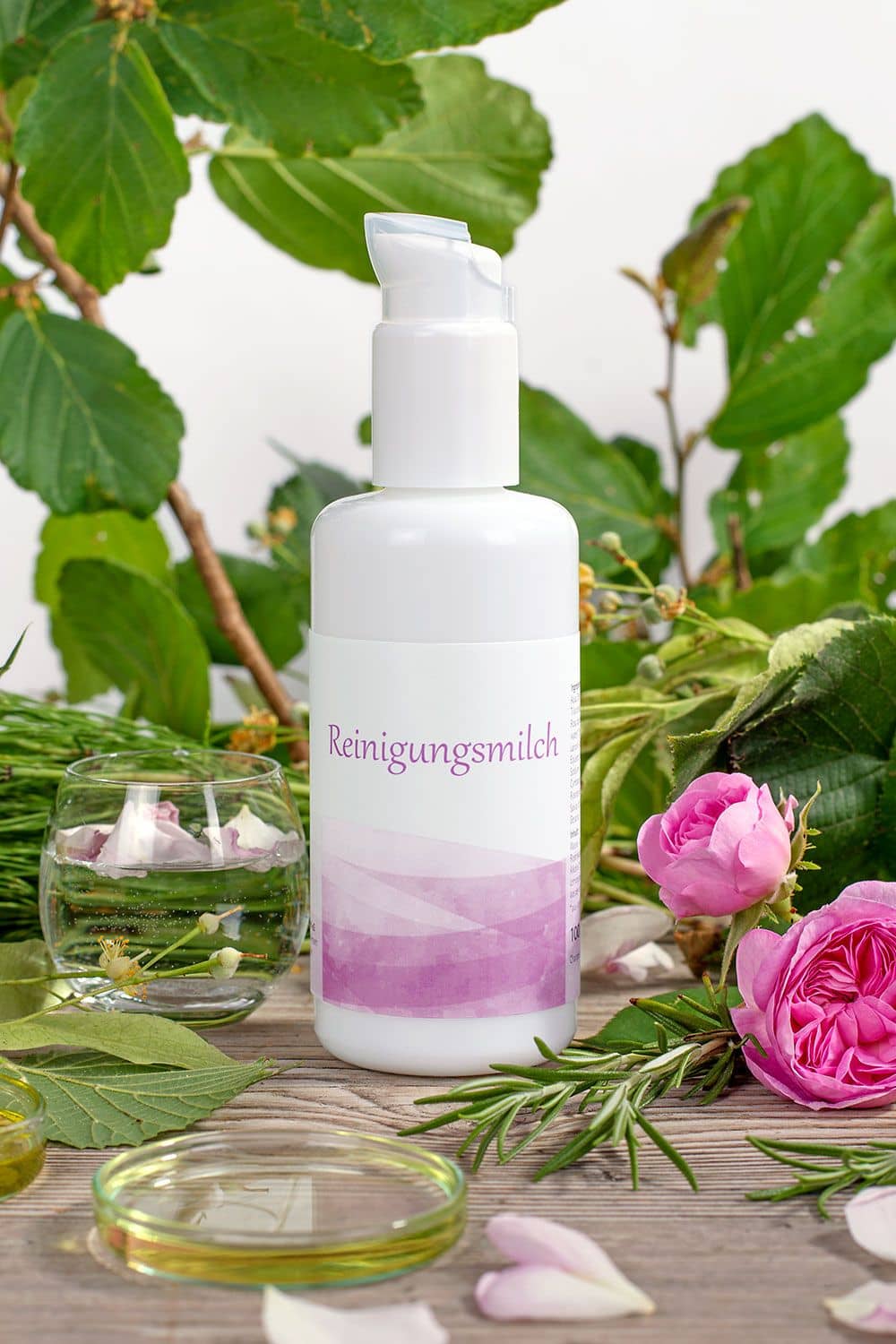 Reinigungsmilch 150 ml im Glas-Pumpspender vom Finkhof – Naturkosmetik mit Wollwachs, Olivenöl, Rosmarin und Blüten