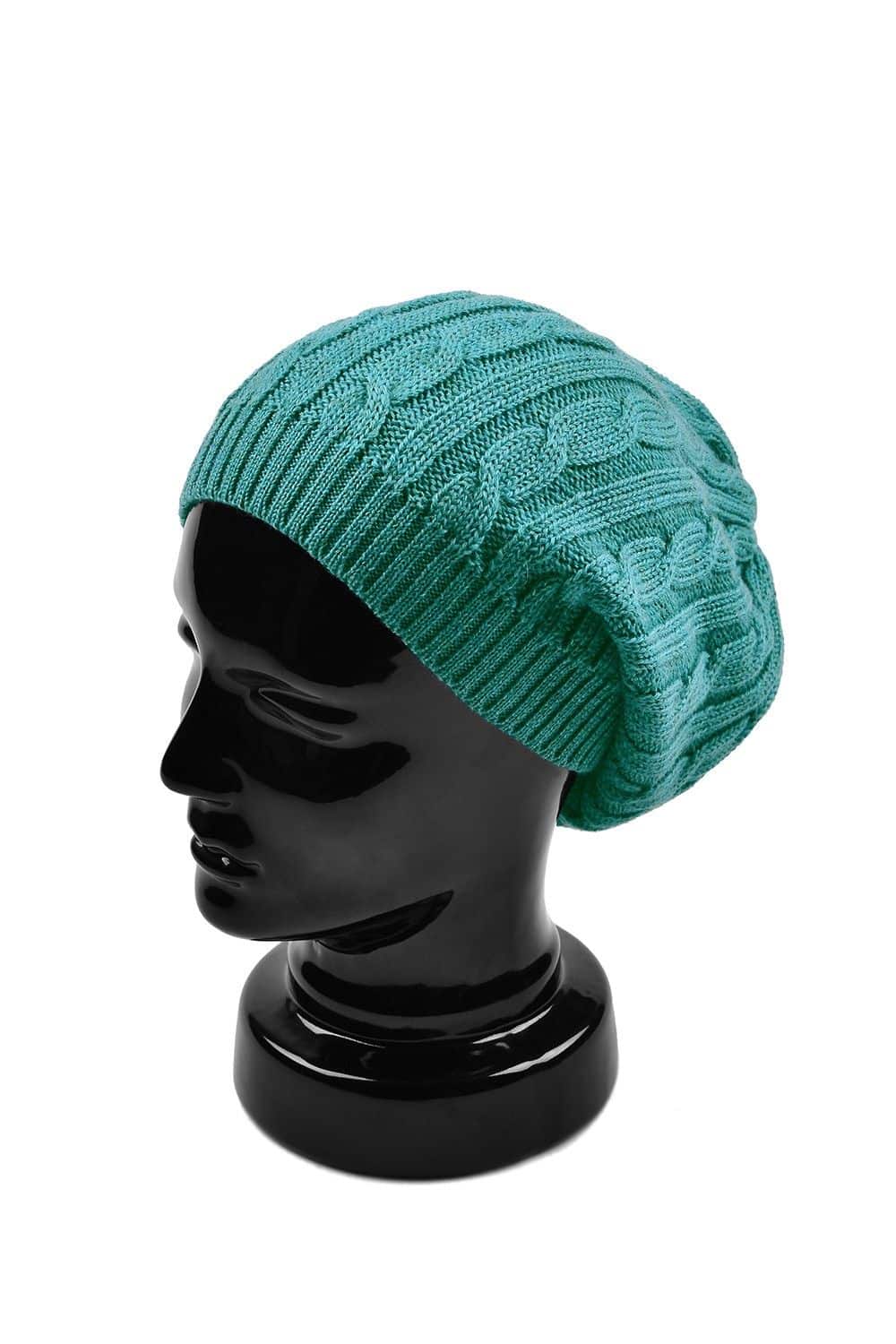 türkise Ballonmütze aus bio Merinowolle (kbT) vom Finkhof auf einem Puppenkopf