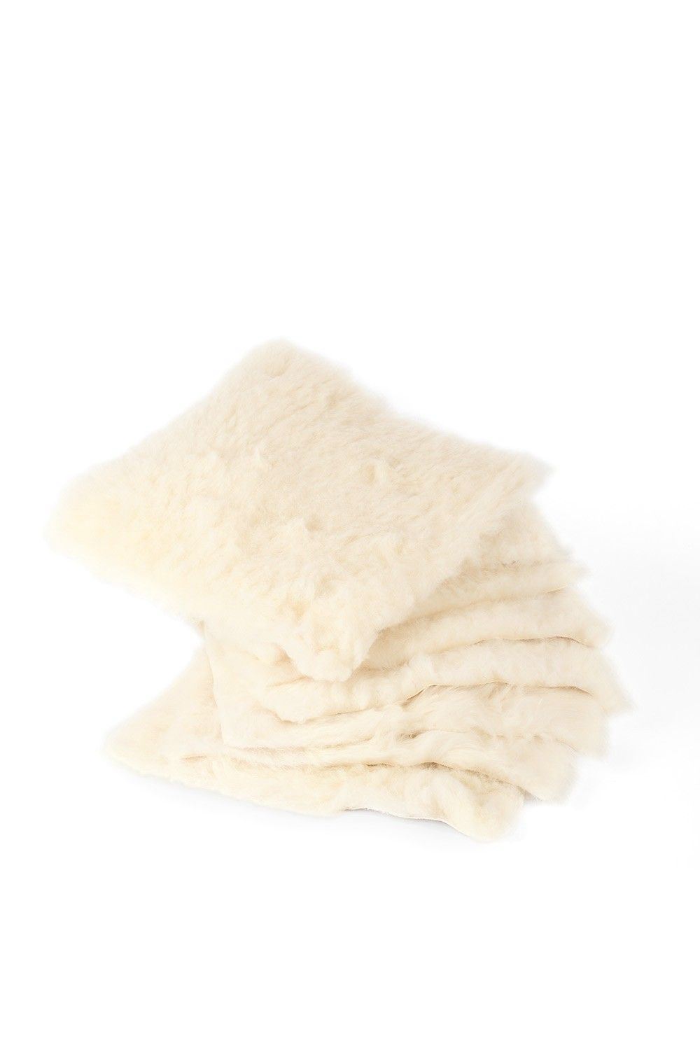 Stapel eckige zweite Wahl Stuhlauflagen aus pflanzlich gegerbtem Schaffell vom Finkhof in weiß