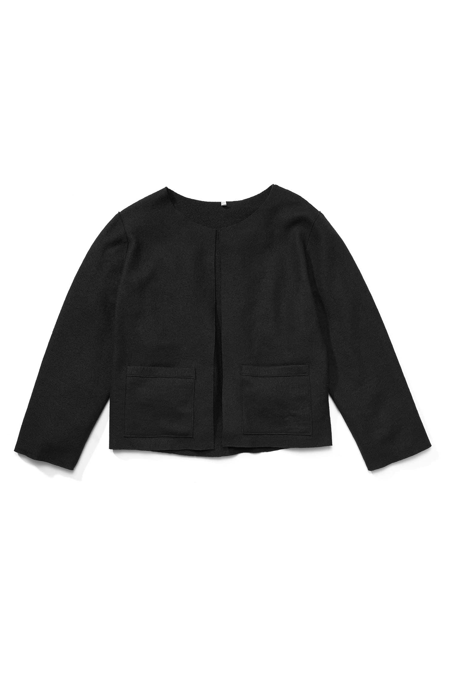 schwarze Feinstrick Kurzjacke aus bio Wolle (kbT)  vom Finkhof, Freisteller