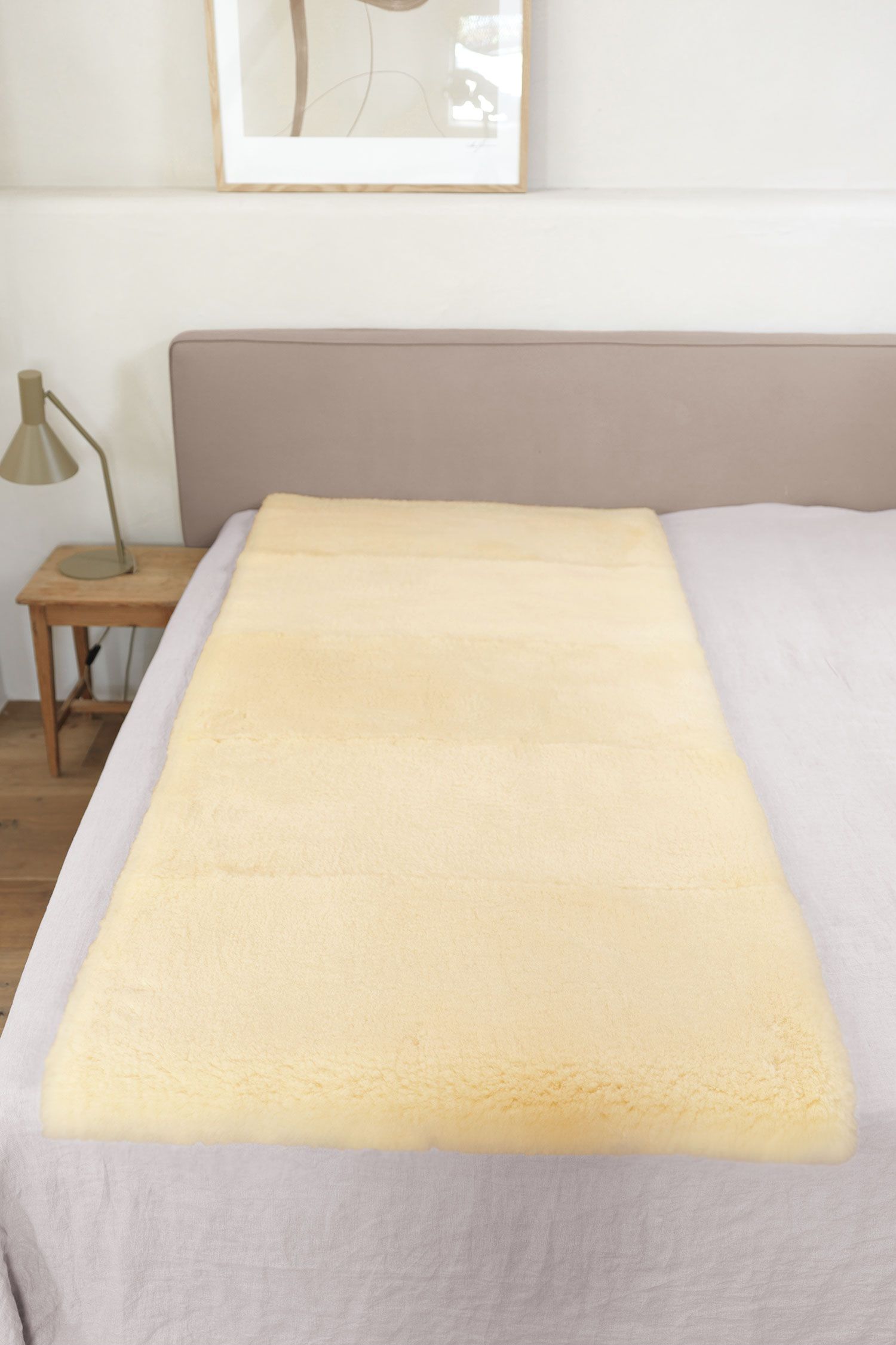 5er Felldecke eckige Fellform relugan, gelblich 90 x 200 cm rechteckige Felldecke aus relugan gegerbtem Schaffell vom Finkhof auf grauem Bett