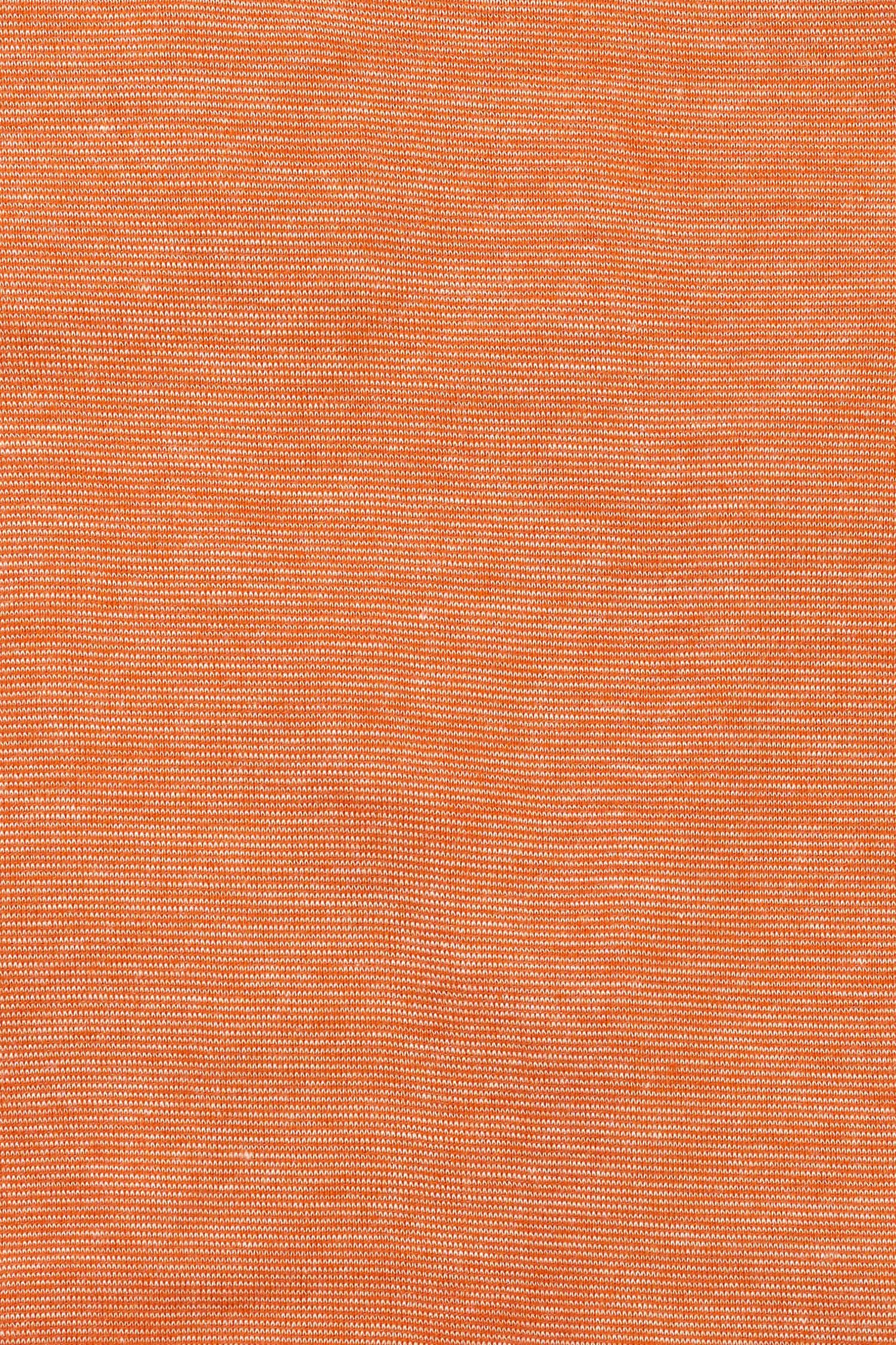 Nahaufhnahme der Stoffstruktur des orangenem Kurzarmshirts aus bio Baumwolle (kbA), bio Wolle (kbT) und Seide