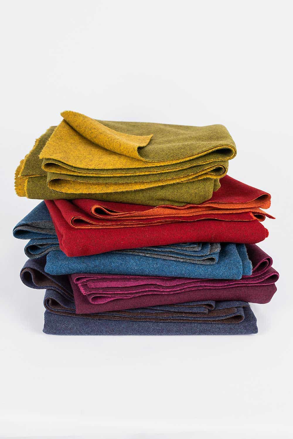 Web-Doubleface Finkhof Web-Doubleface aus Schurwolle in 5 verschiedenen Farben gefaltet und gestapelt