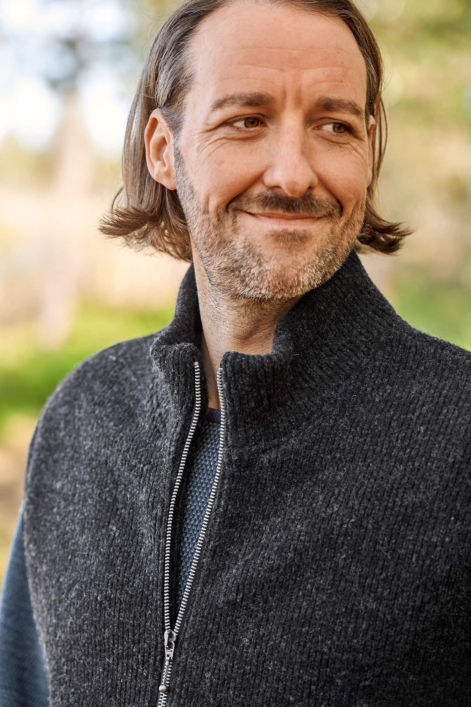 Portraitaufnahme von Mann mit grauer Wollwalkweste ohne Ärmel aus bio Wolle (kbT) vom Finkhof