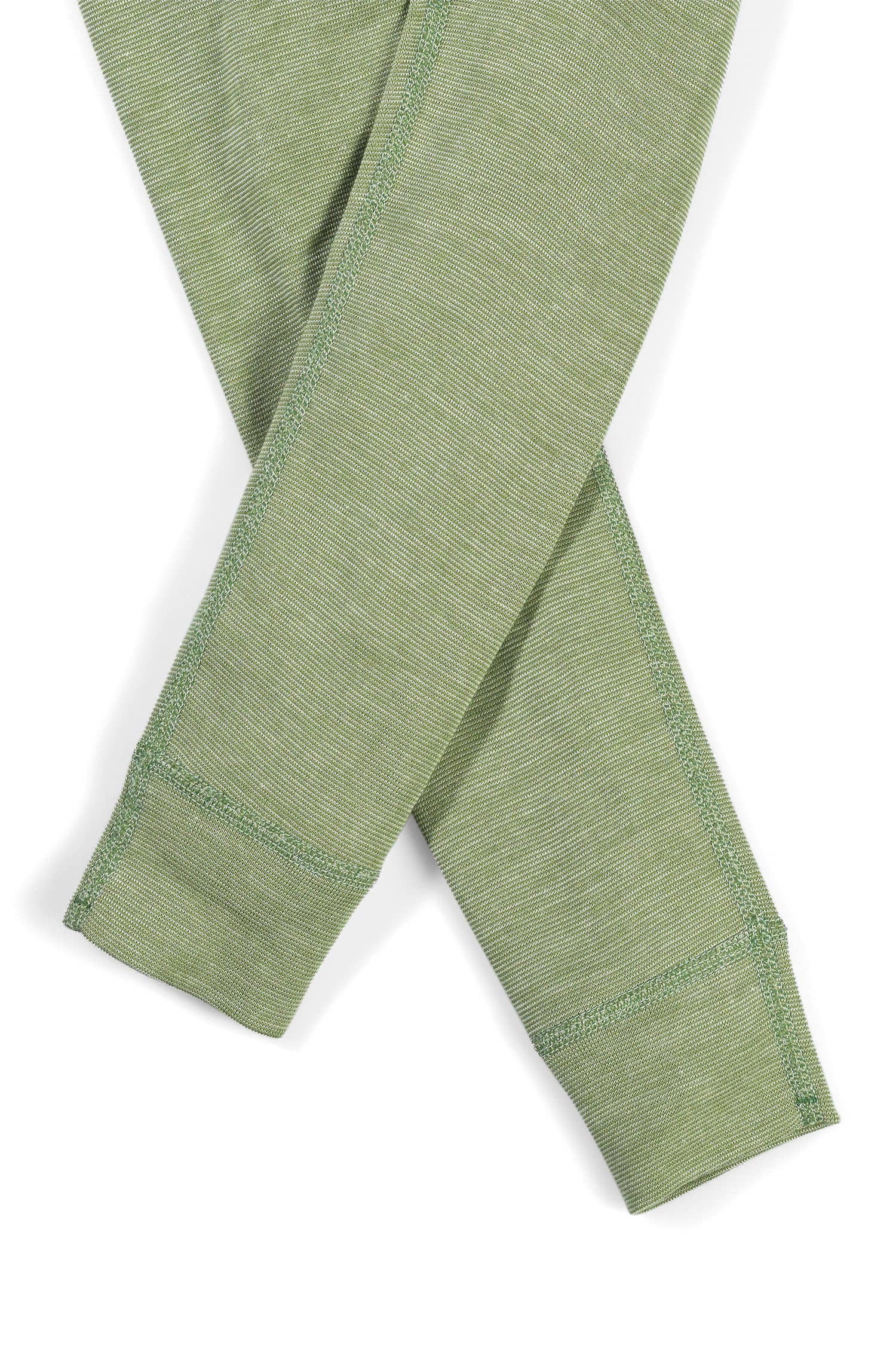 Detailaufnahme der Nähte der grünen langen Unterhose aus bio Wolle (kbT), bio Baumwolle (kbA) und Seide