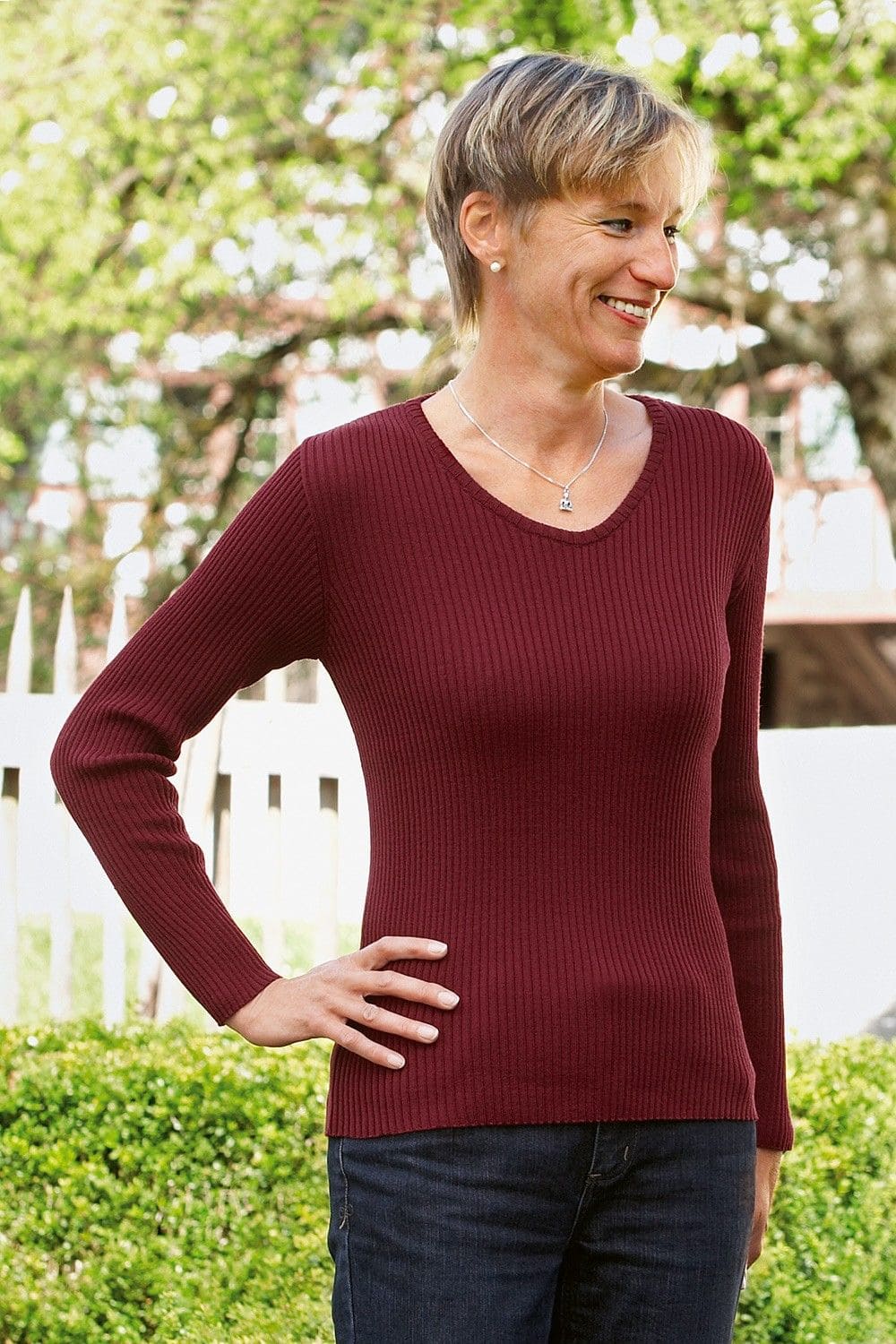Frau trägt bordeauxrotes Rippshirt mit V Ausschnitt vom Finkhof aus bio Wolle (kbT)