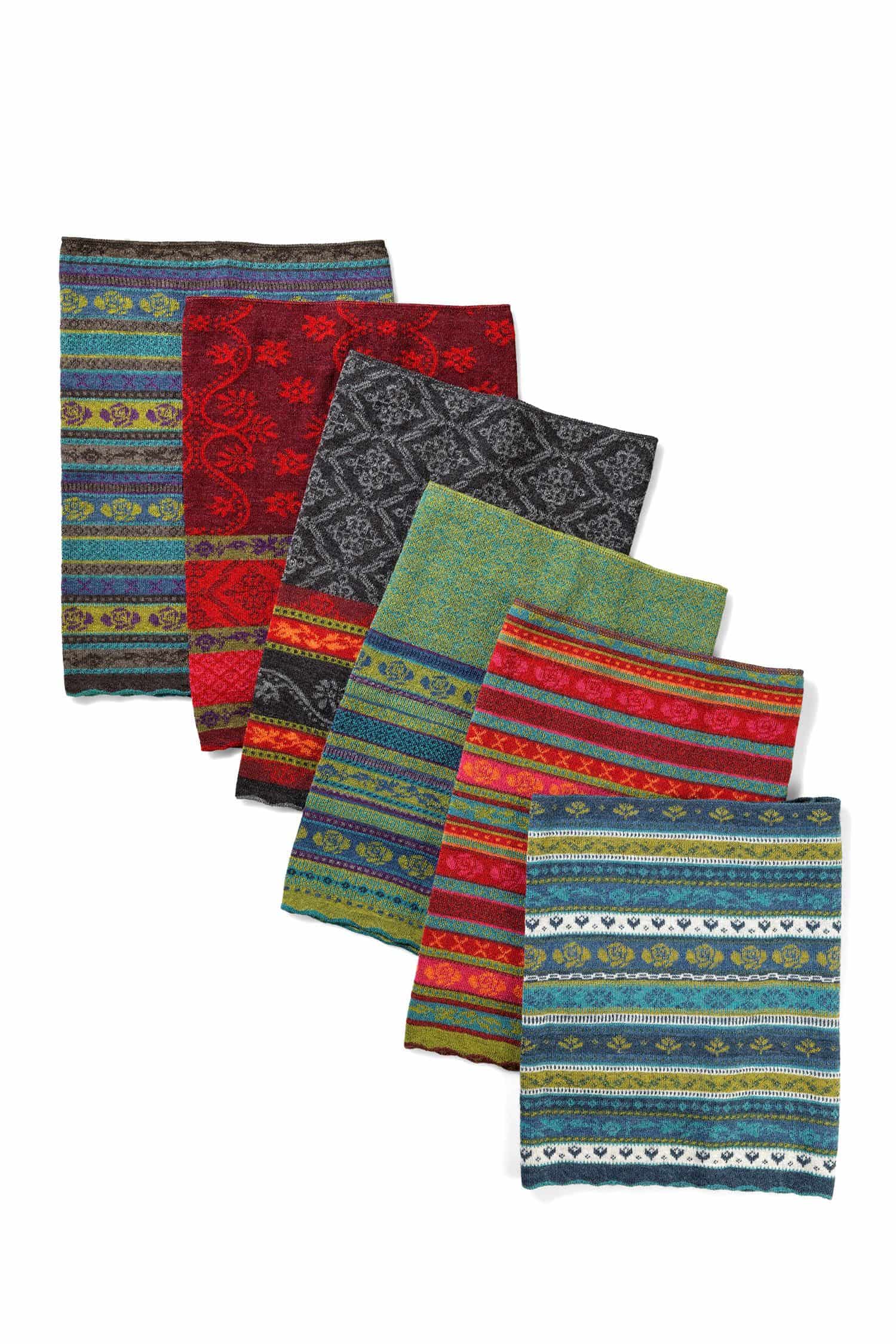 Loop gemustert sechs gemusterte Finkhof Loopschals aus Bio Wolle liegen ordentlich versetzt übereinander, weißer Hintergrund