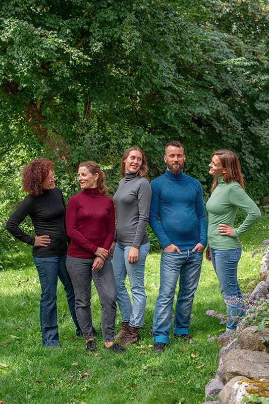 Unterziehrolli unifarbener Unterziehrolli unsiex aus bio Wolle (kbT) und Seide getragen mit Jeans im Garten