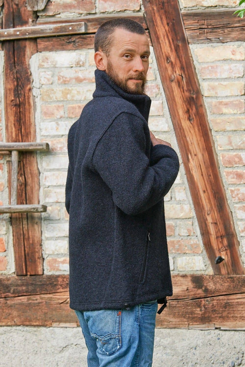 Mann mit blauer gewalkter Jacke