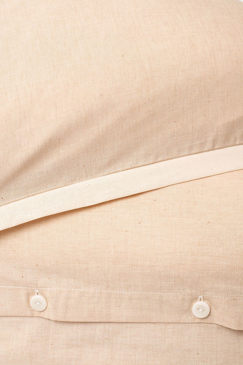 Detailfoto von Knöpfen der ungefärbten Bettwäsche aus bio Baumwolle (kbA)