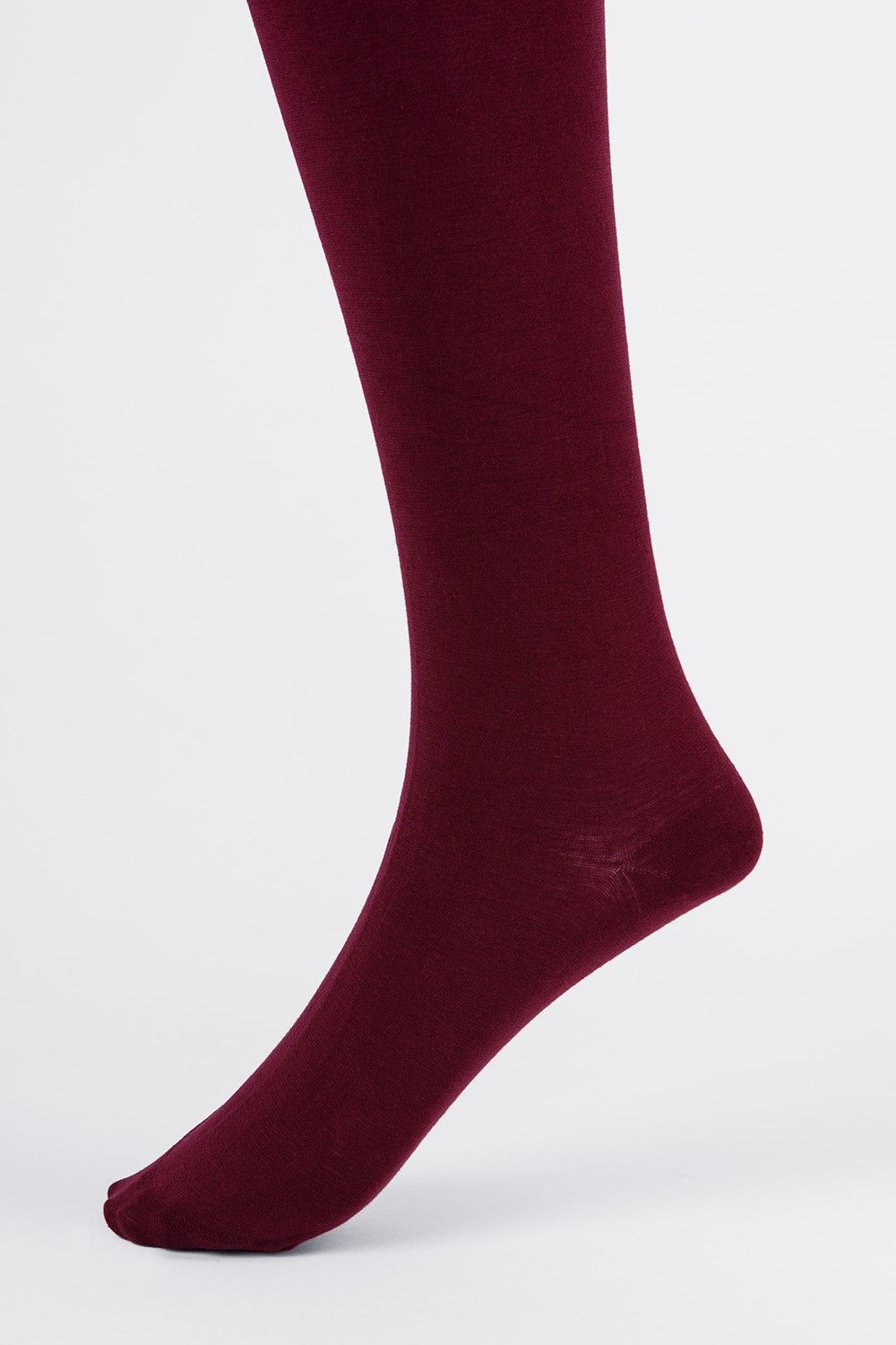 Fuß von weinroter Feinstrumpfhose aus bio Baumwolle (kbA) und Elasthan vom Finkhof