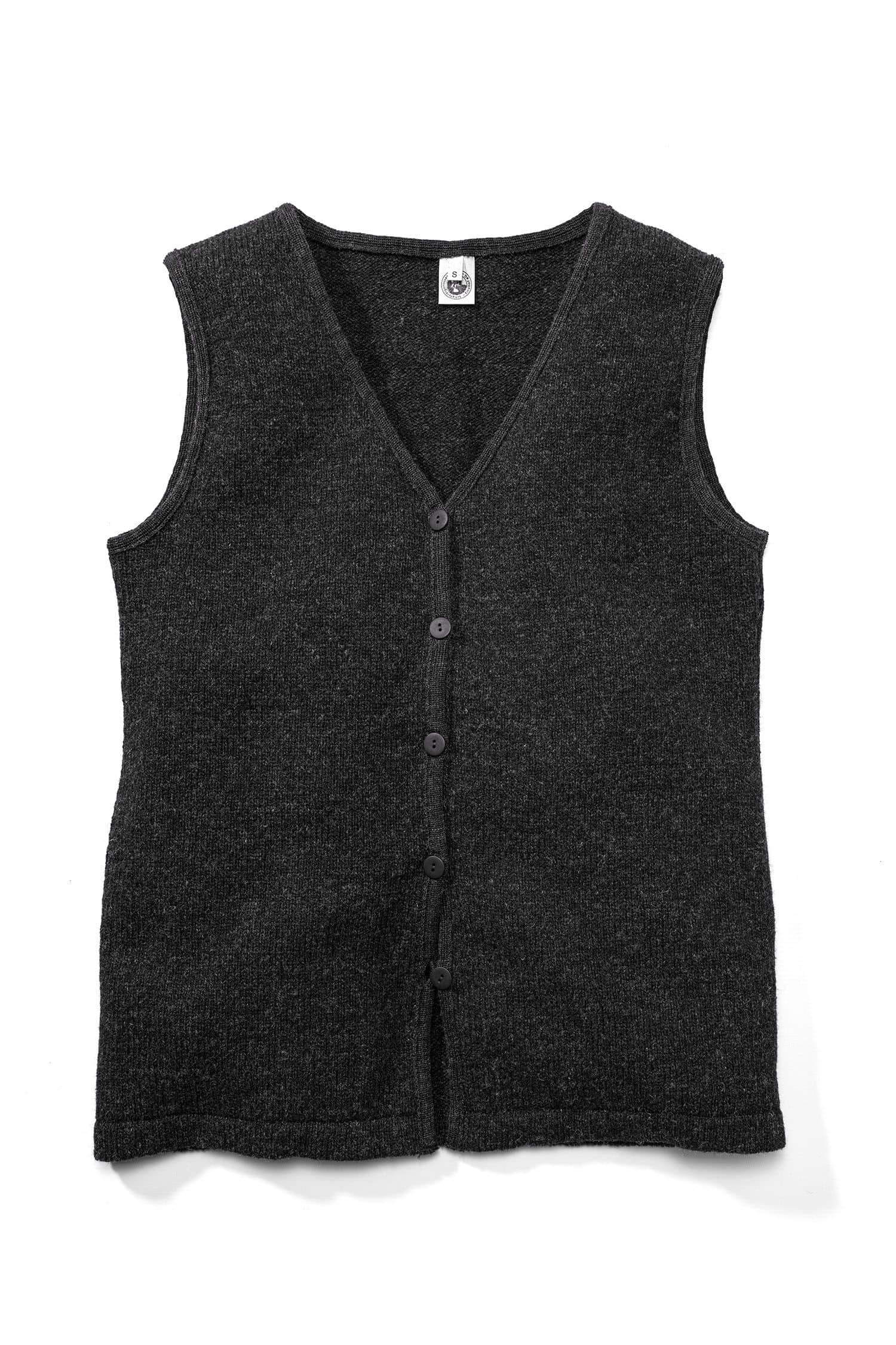 anthrazitfarbene feine Strickweste ohne Ärmel aus bio Wolle (kbT) vom Finkhof, Freisteller