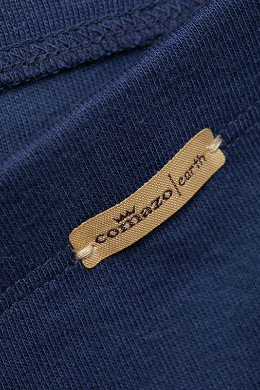 Detailaufnahme vom Etikett des marineblauen Slips für Herren aus bio Baumwolle (kbA)