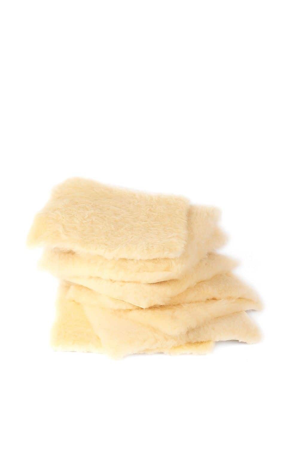 Stapel eckige zweite Wahl Stuhlauflagen aus relugan gegerbtem Schaffell vom Finkhof