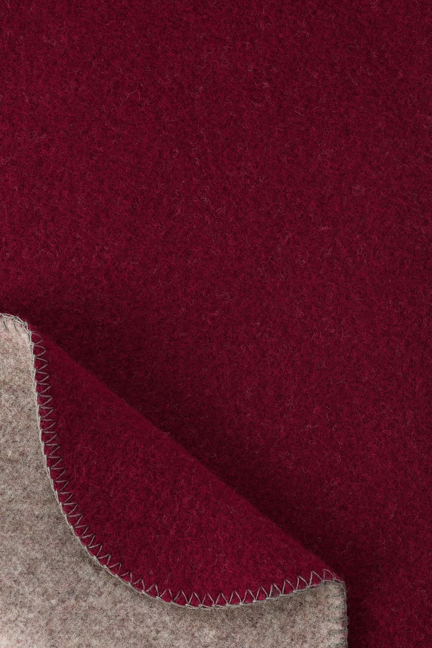 burgunderrote/ graue Finkhof Doubleface Wolldecke aus bio Wolle (kbT) vom Merinolandschaf, Nahaufnahme