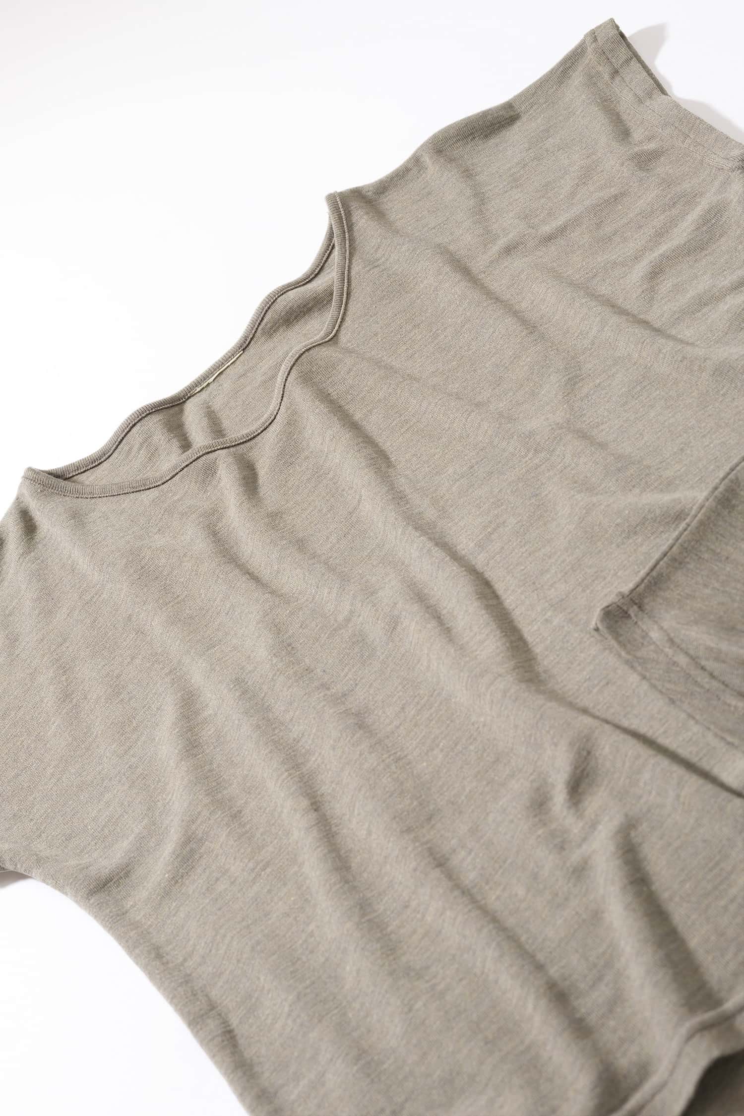 Kragen des walnussbraunen oversized Shirt für Damen aus Bio-Schurwolle und Seide