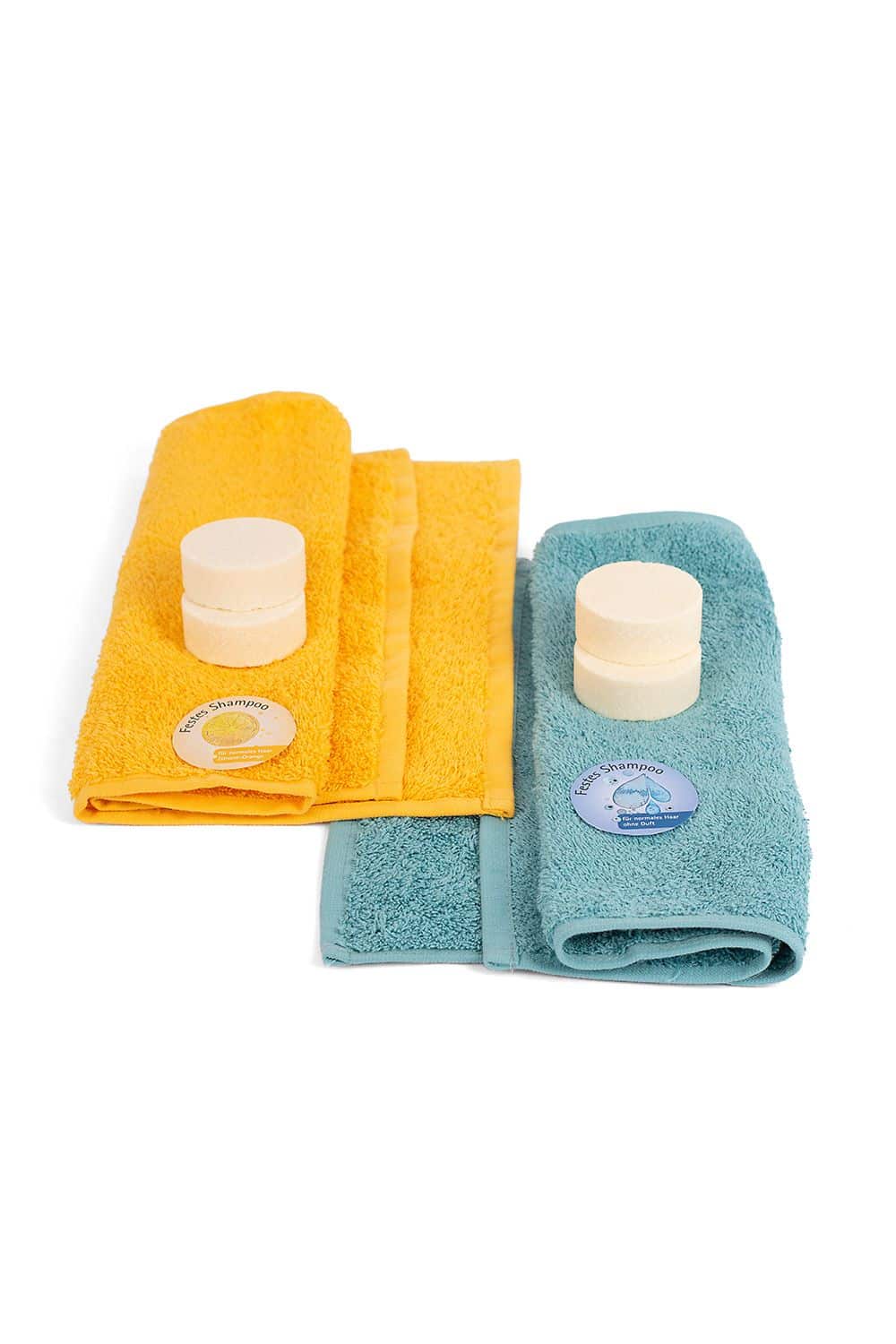 Festes Shampoo lose jolu Naturkosmetik festes Shampoo auf zwei Handtüchern gezeigt