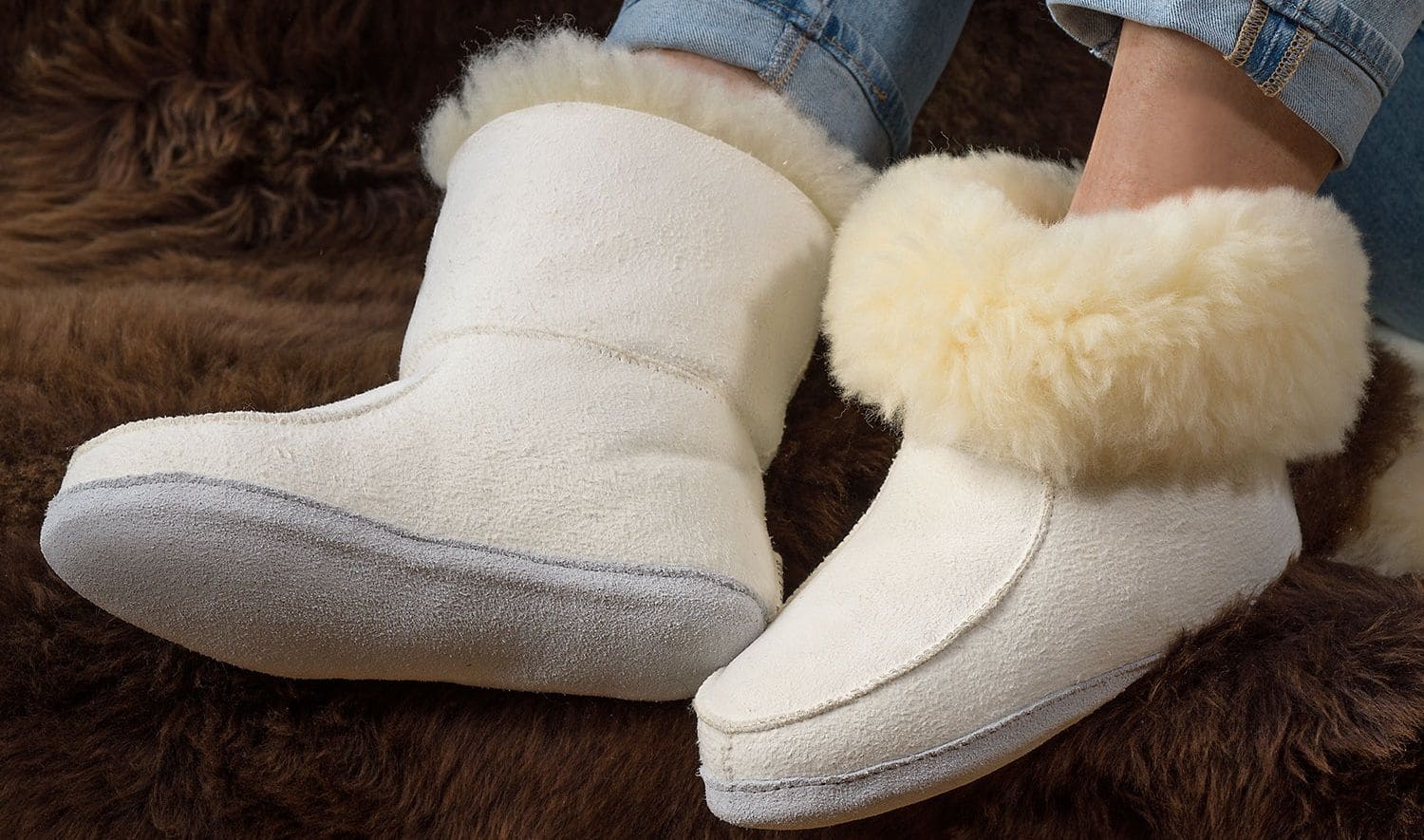 Fellschuhe vom Finkhof helle relugan gegerbte Fellschuhe aus Schaffell