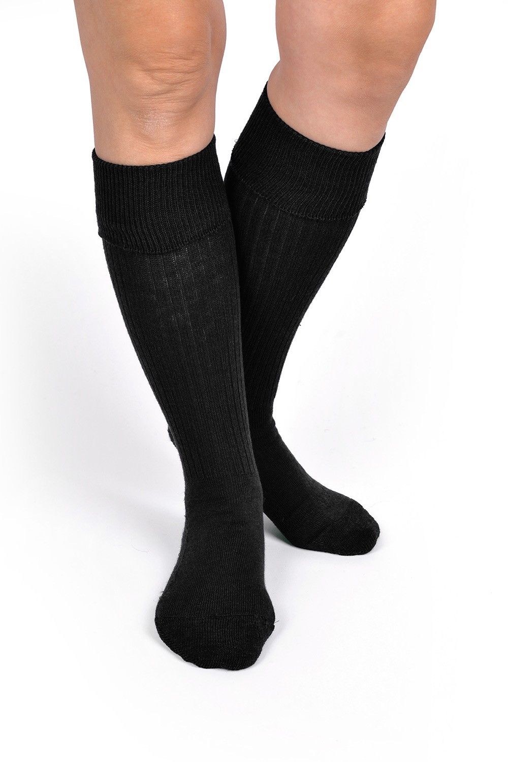 Person trägt schwarze warme Kniestrümpfe aus bio Wolle (kbT), Baumwolle (kbA), Elasthan vom Finkhof, von vorne