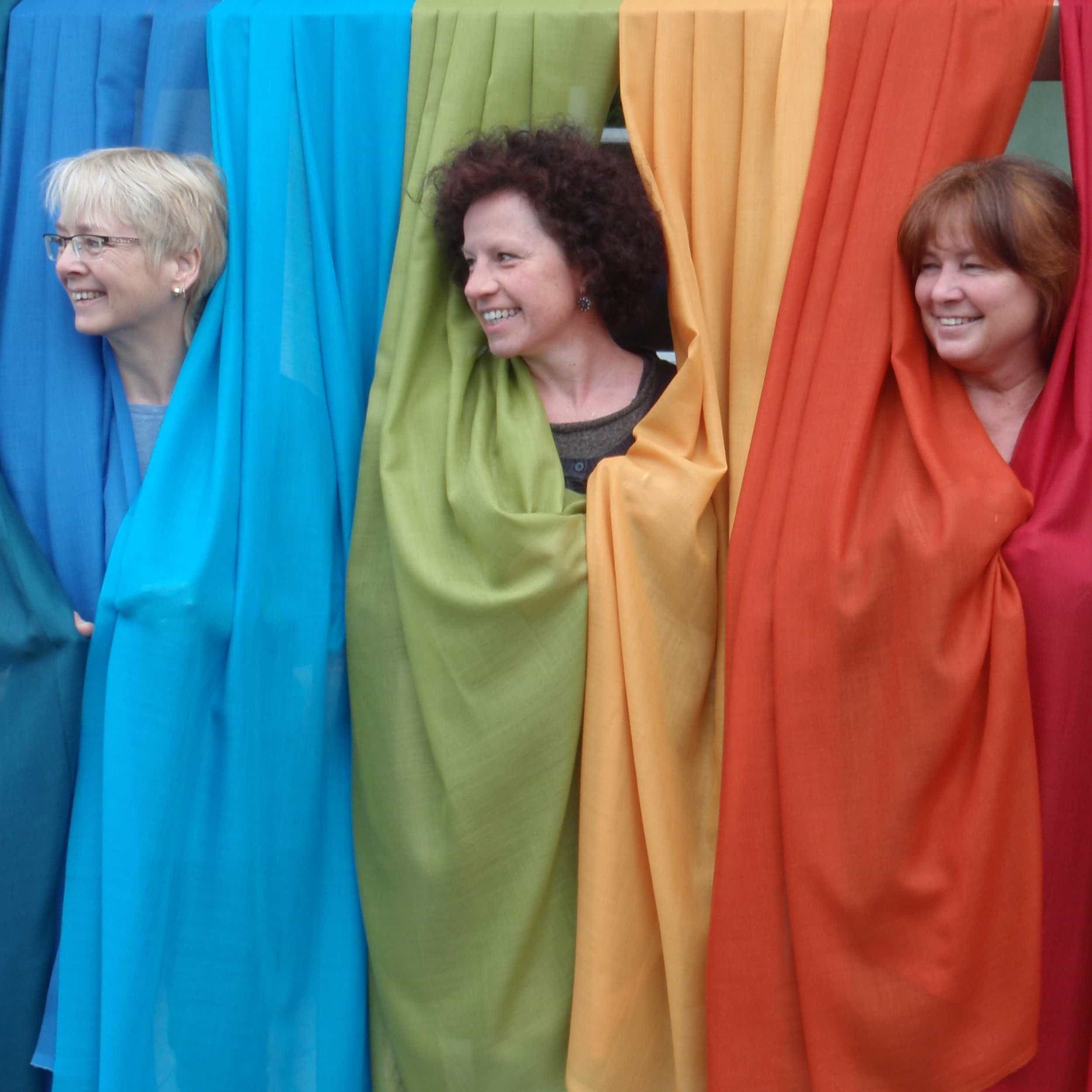 Menschen verstecken sich hinter Finkhof Stoffbahnen