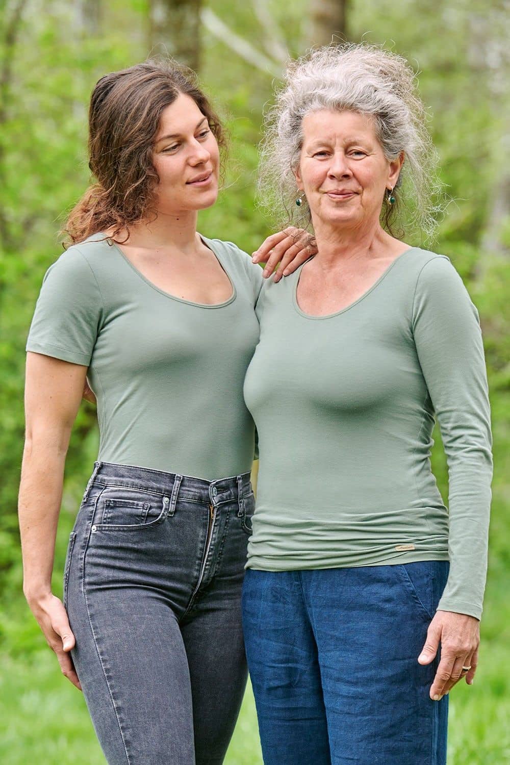 Frauen tragen schilfgrünes Kurzarmshirt aus bio Baumwolle (kbA) und Elasthan mit Rundhalsausschnitt