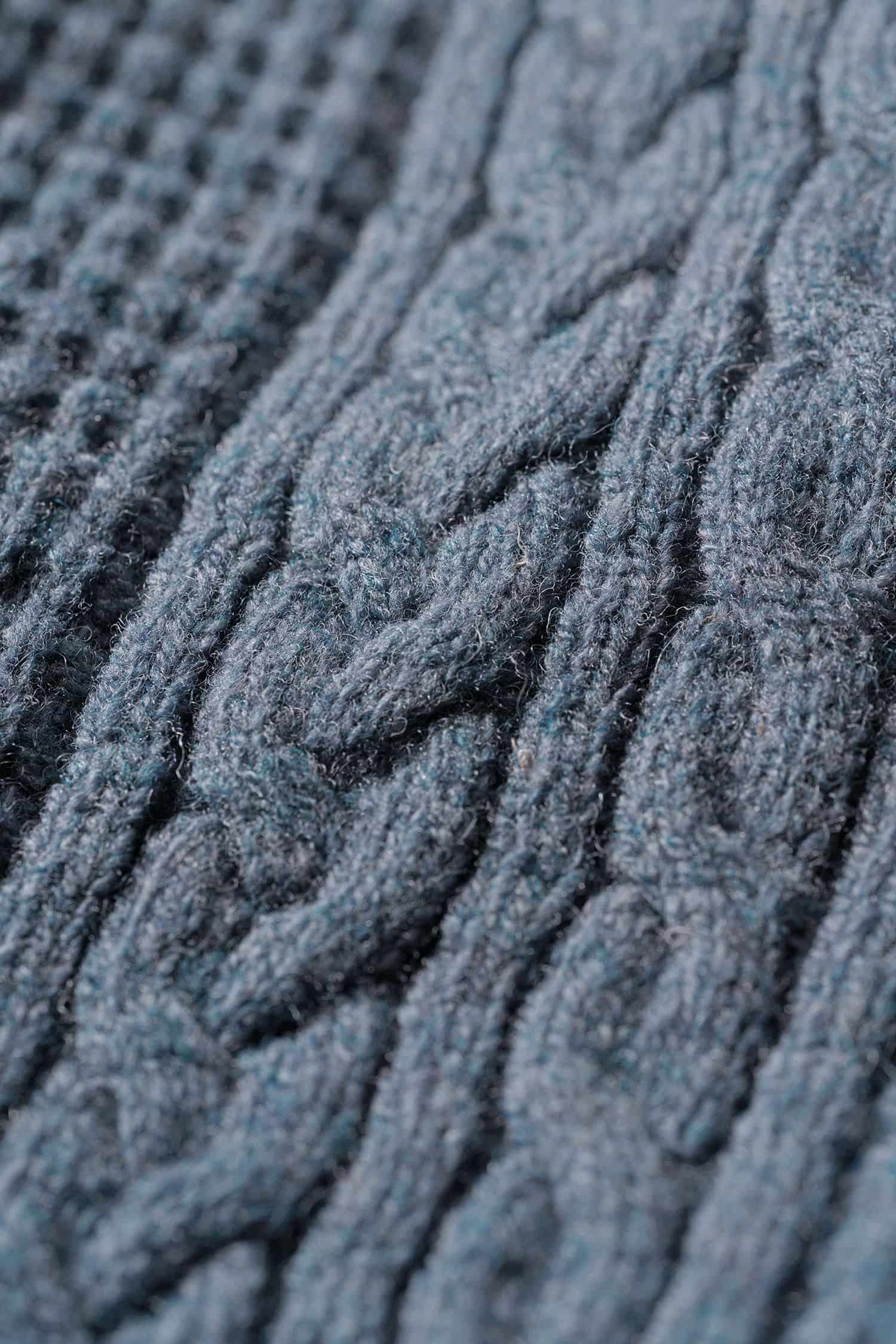 Detailaufnahme vom Zopfmuster des rauchblauen Cardigans aus bio Wolle (kbT) vom Finkhof