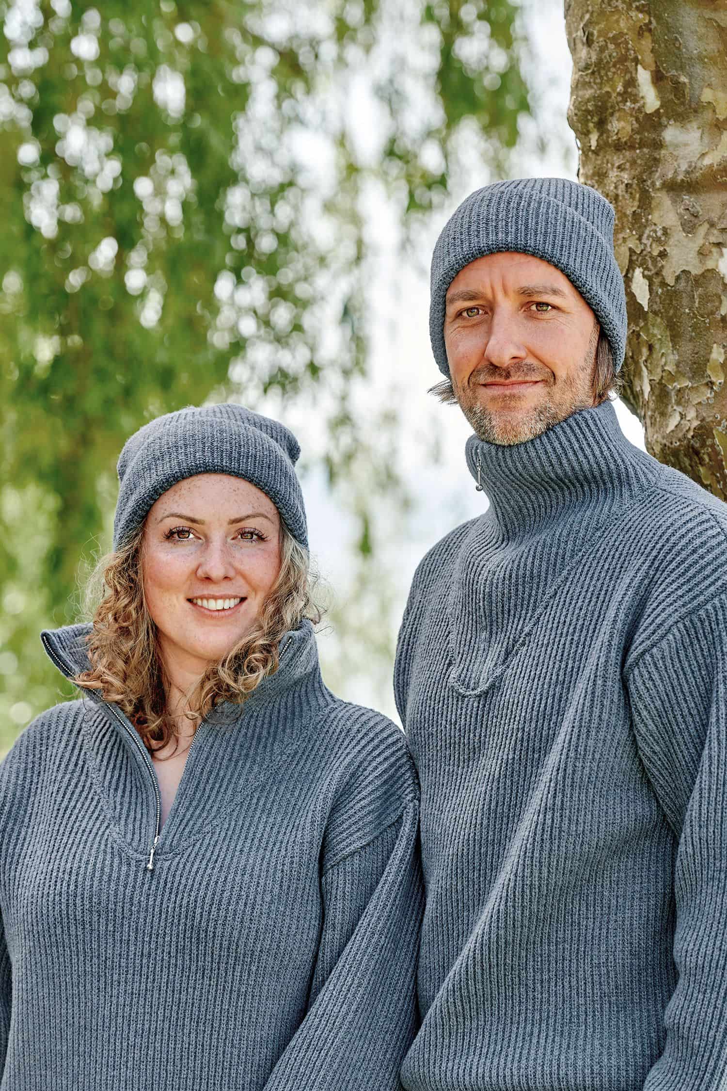 Finkhof-Mütze rauchblau Mann und Frau tragen rauchblaue Finkhof Mützen aus bio Wolle (kbT) und passende Troyer