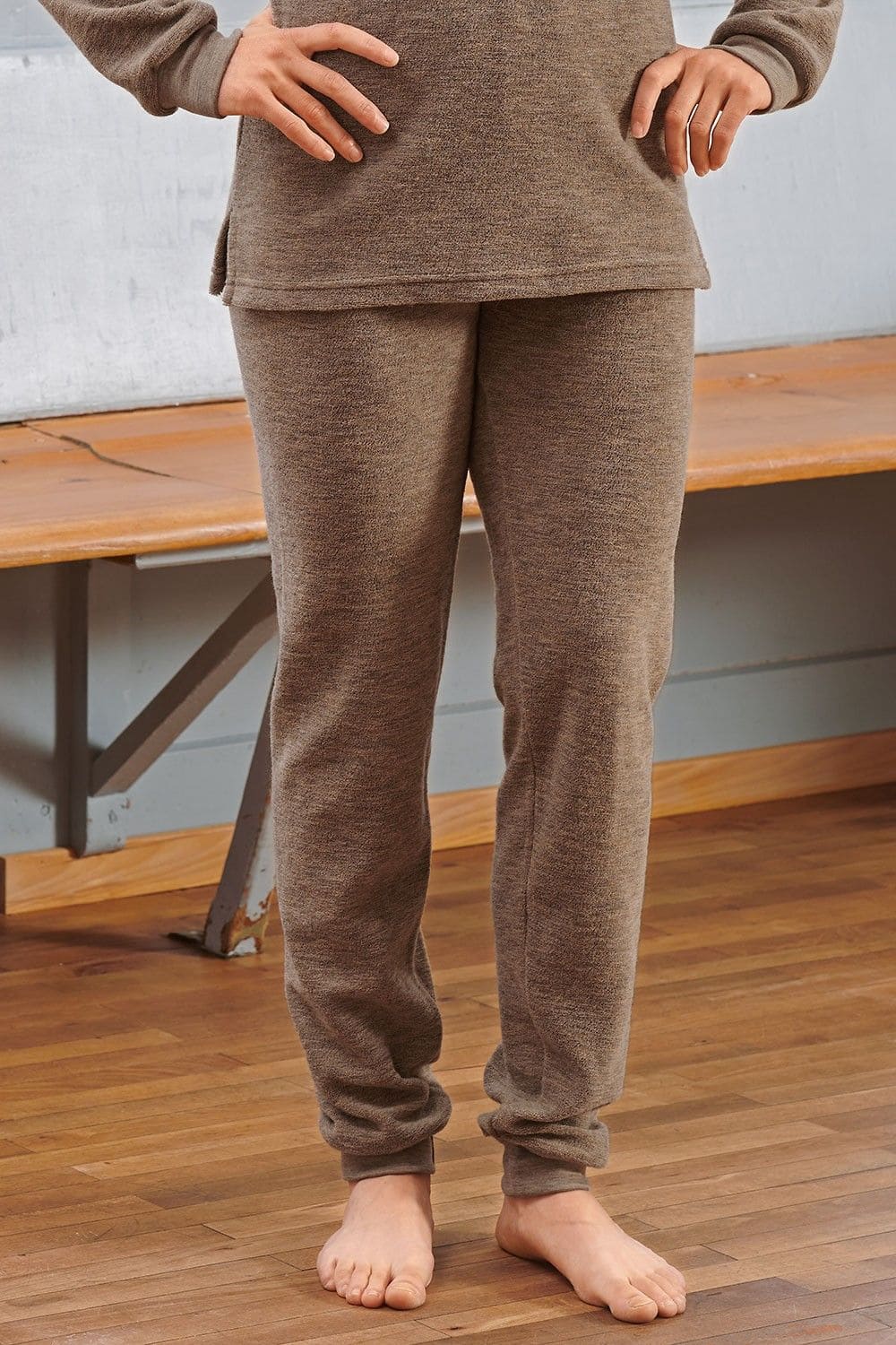 Frau trägt walnussbraune Wollfrotte-Schlafanzughose aus bio Wolle (kbT)