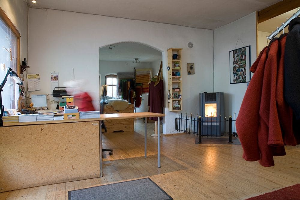 Laden mit gemütlichem Ofen