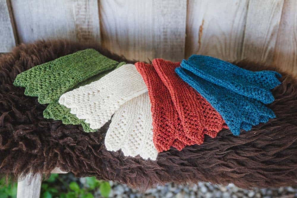 Gestrickte Stulpen in verschiedenen Farben auf Finkhof Schaffell