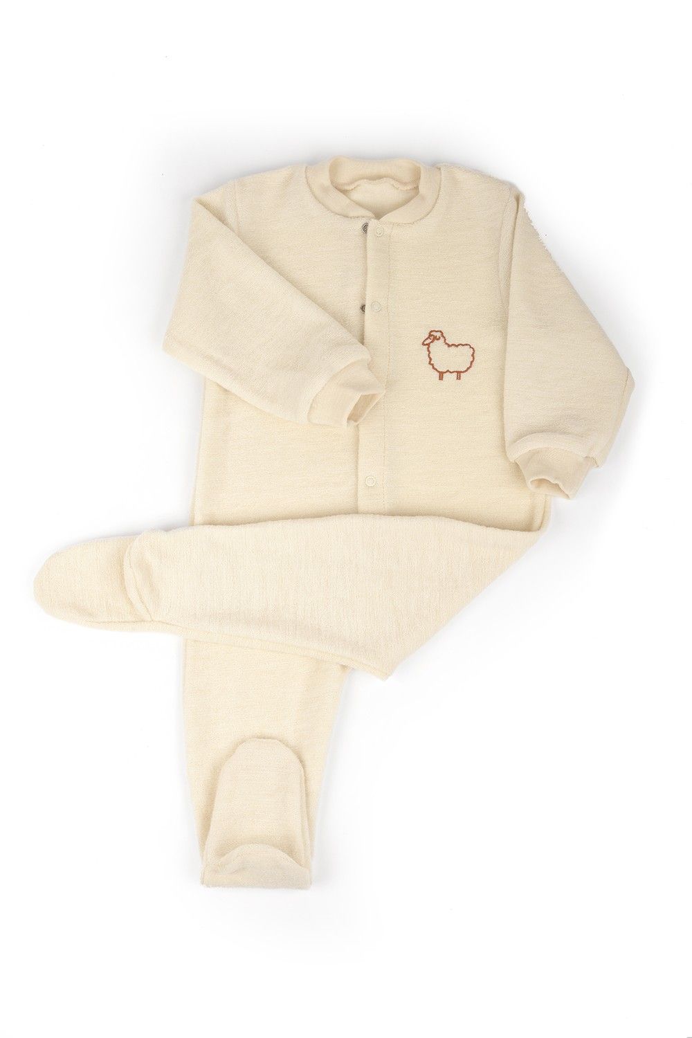 heller Einteilerschlafanzug mit Schaf auf der Brust aus bio Wolle (kbT), Freisteller mit überkreuztem Bein