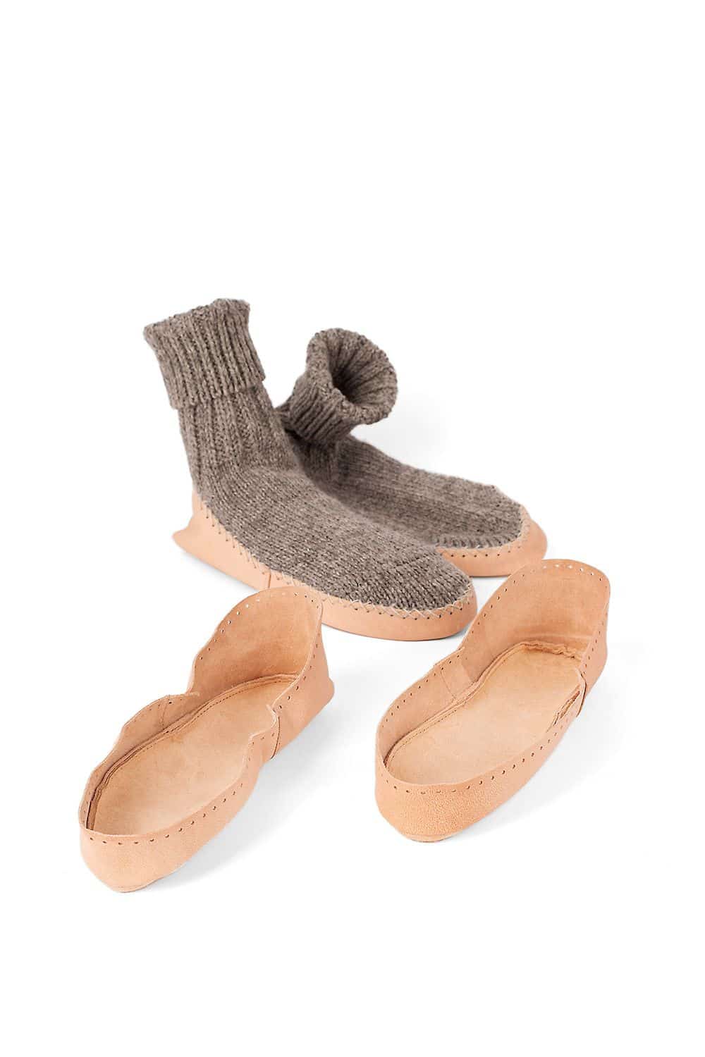 Buchholz Hüttenschuhsohlen aus pflanzlich gegerbtem Rindsleder mit zwei braunen Hüttenschuhen und zwei frei