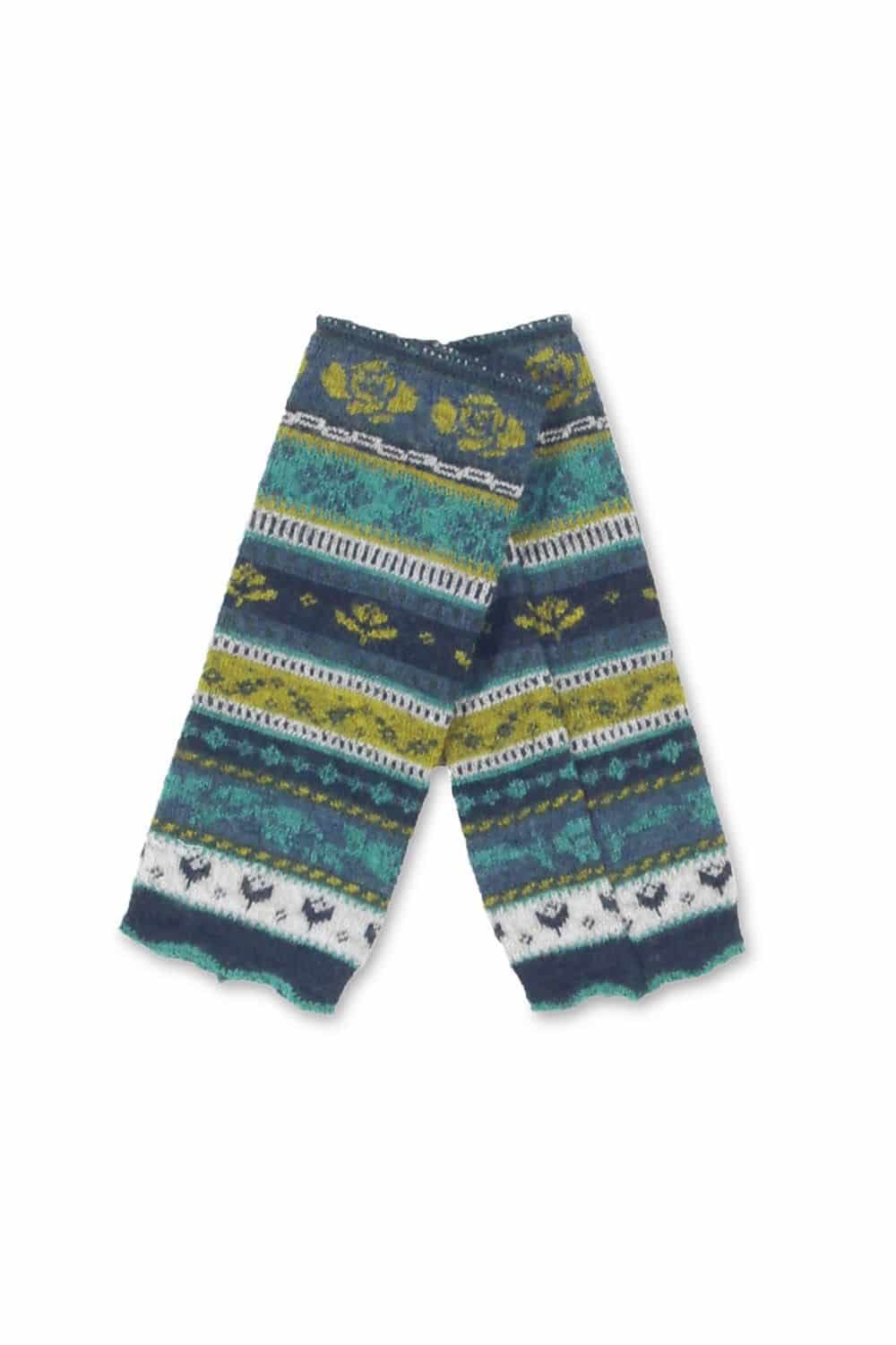 ein Paar blau grün gemusterte Armstulpen aus bio Wolle (kbT), Freisteller